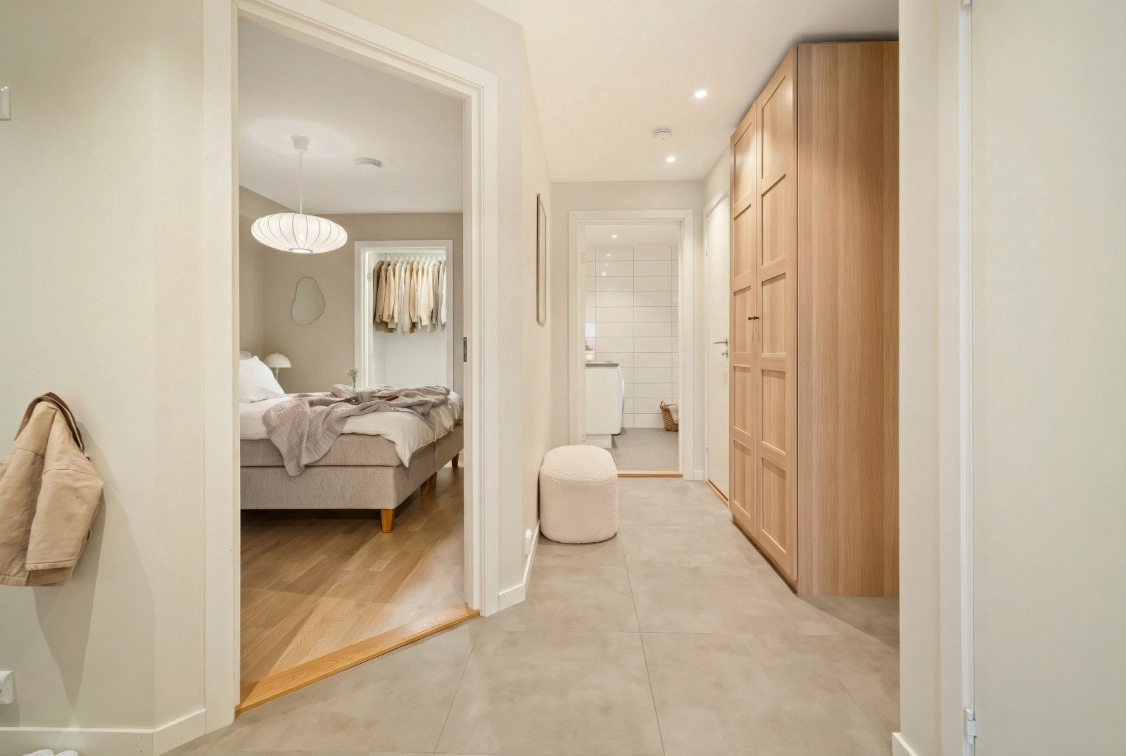 Hallen i etasjen gir adkomst til de øvrige rommene og har fliser på gulv med gulvvarme. Galleribilde