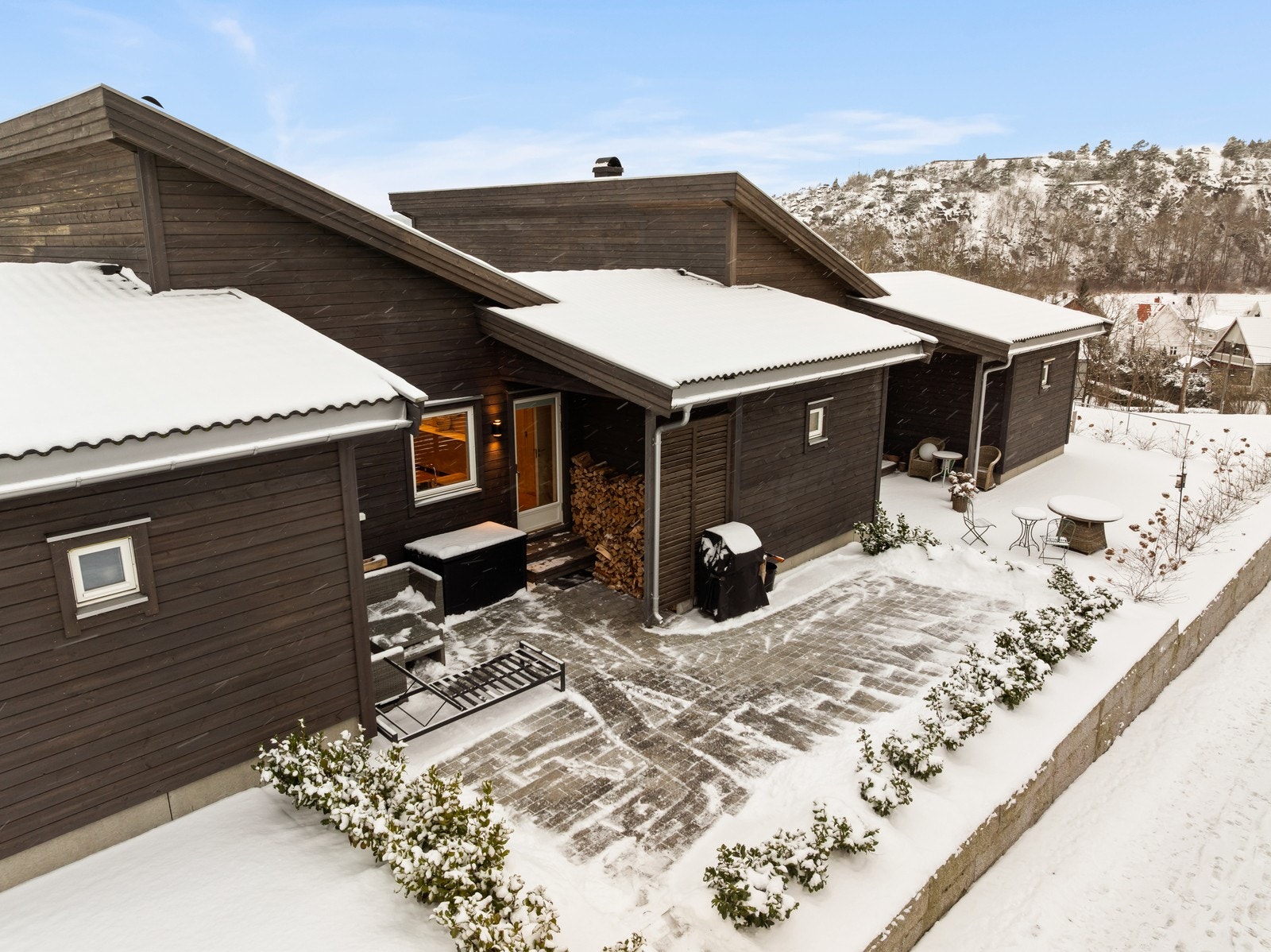 Du har en hyggelig uteplass både mot vest og øst fra 1.etg hvor solen kan nytes. Galleribilde