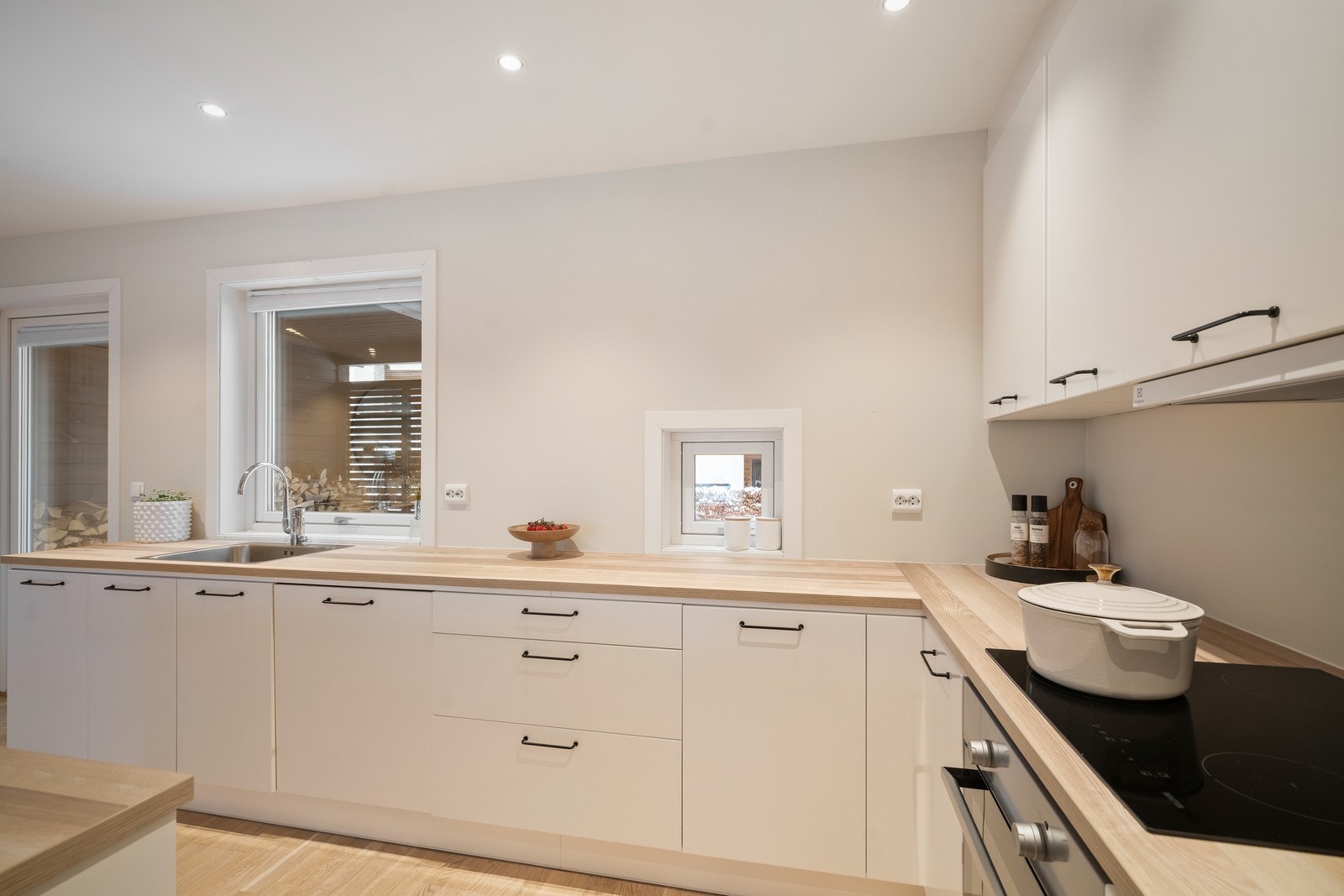 Det er integrerte hvitevarer bestående av kjøleskap, oppvaskmaskin, stekeovn og platetopp, samt kjøkkenventilator med avtrekk ut. Galleribilde