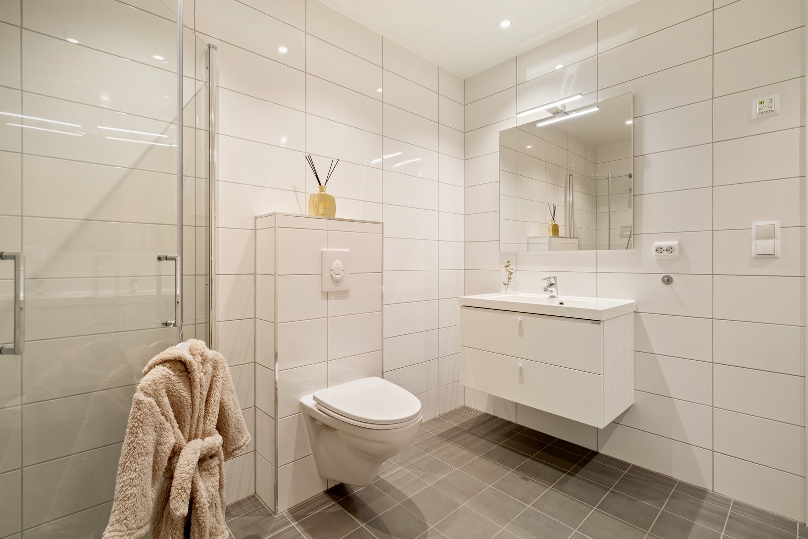 Innredningen består av servant, veggmontert toalett og dusjhjørne. Galleribilde