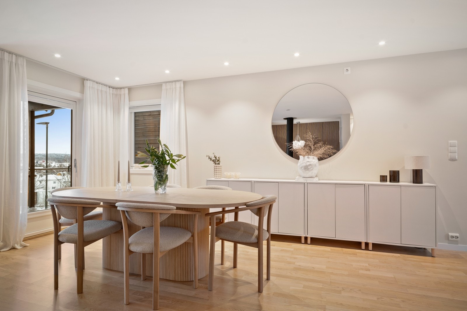 Med store vindusflater både ved stuedelen og kjøkkendelen får du gjennomgående lysinnslipp og gir rommet en luftig følelse. Galleribilde