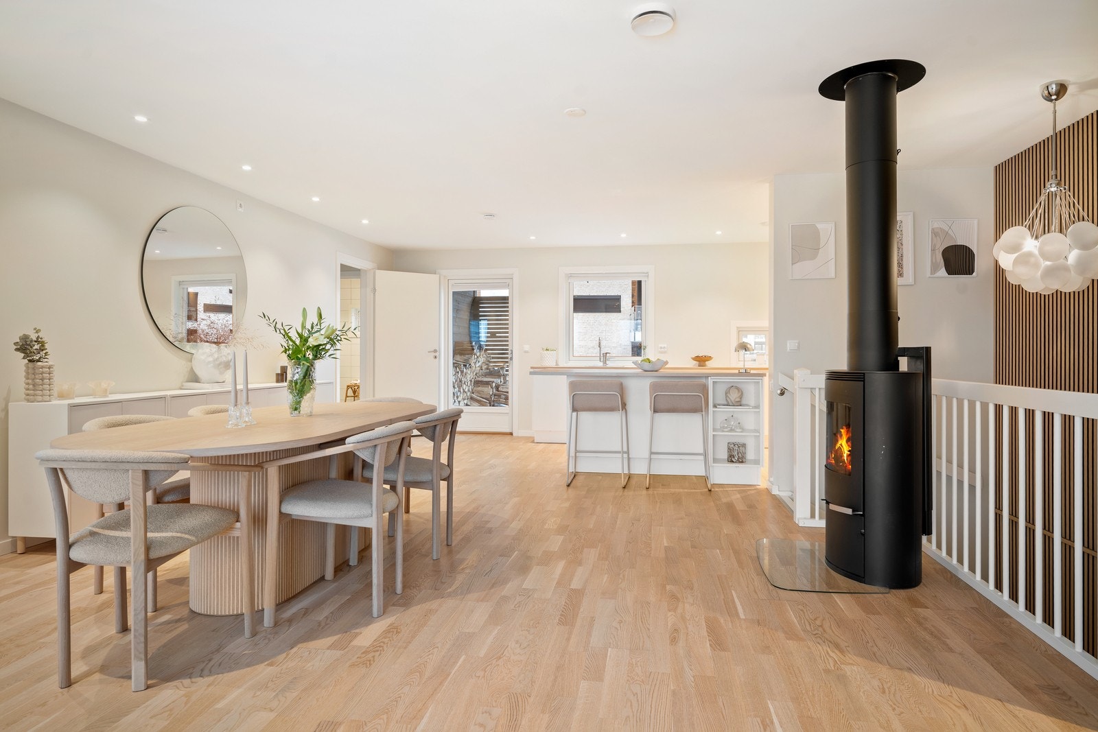 Stue og kjøkken ligger i en åpen sosial løsning i 1. etasjen med lyse fine overflater og parkettgulv. Galleribilde