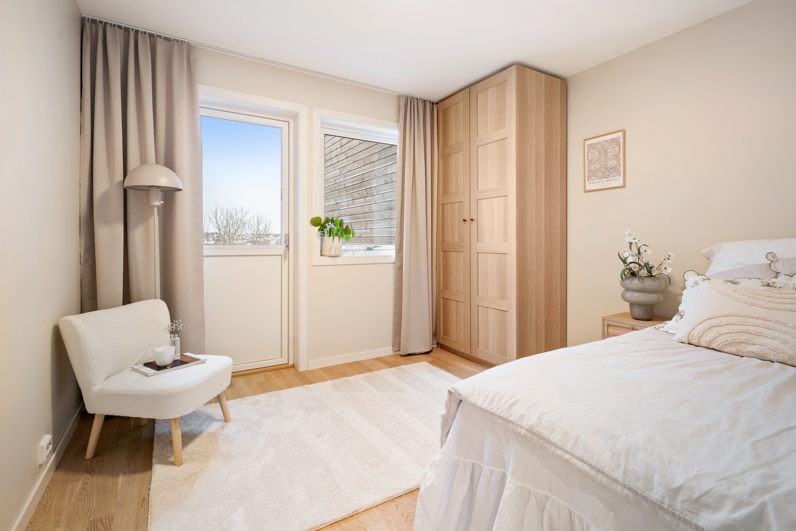 Ett av boligens tre soverom ligger fint til i 1. etasjen med egen adkomst ut på terrassen. Galleribilde