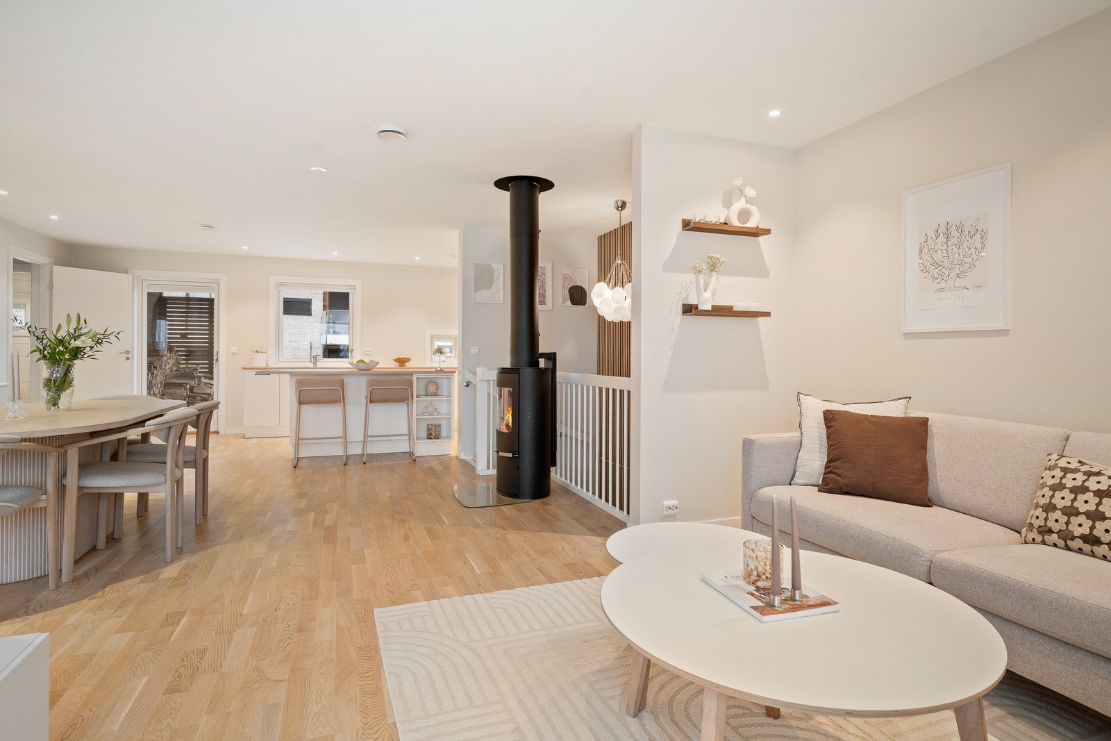 Du har spotlights i himlingen langs hele rommet som setter stemningen på kvelder. Galleribilde