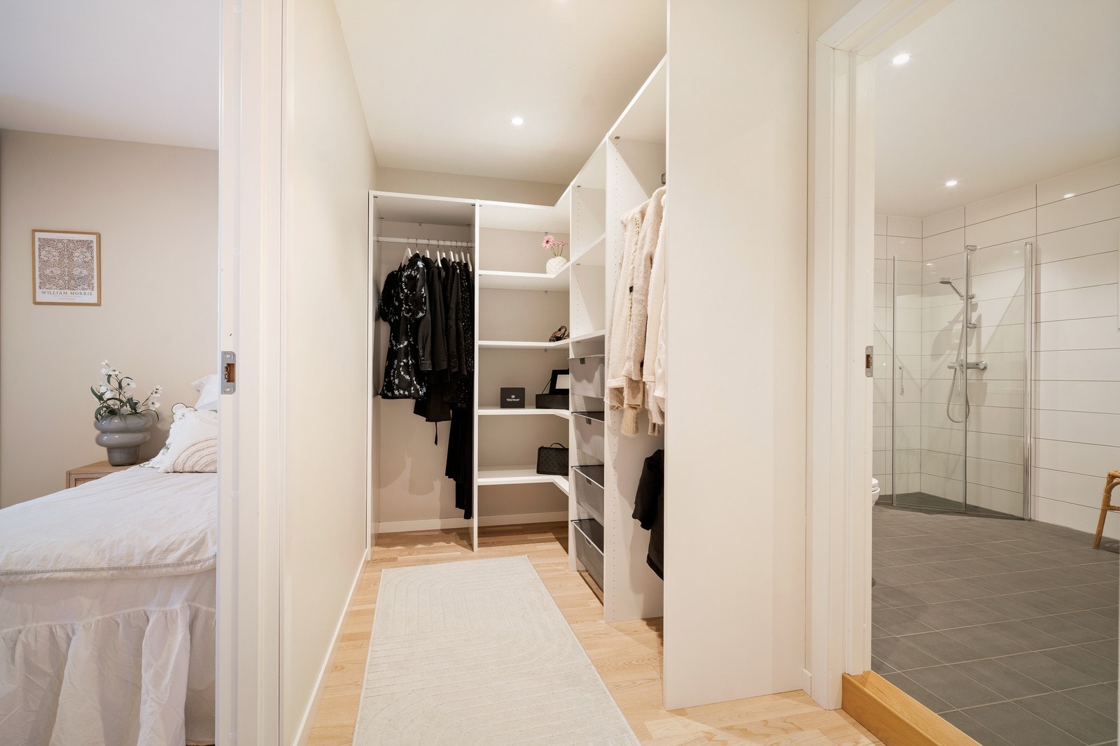 Egen garderobe mellom soverommet og badet. En svært praktisk løsning. Galleribilde