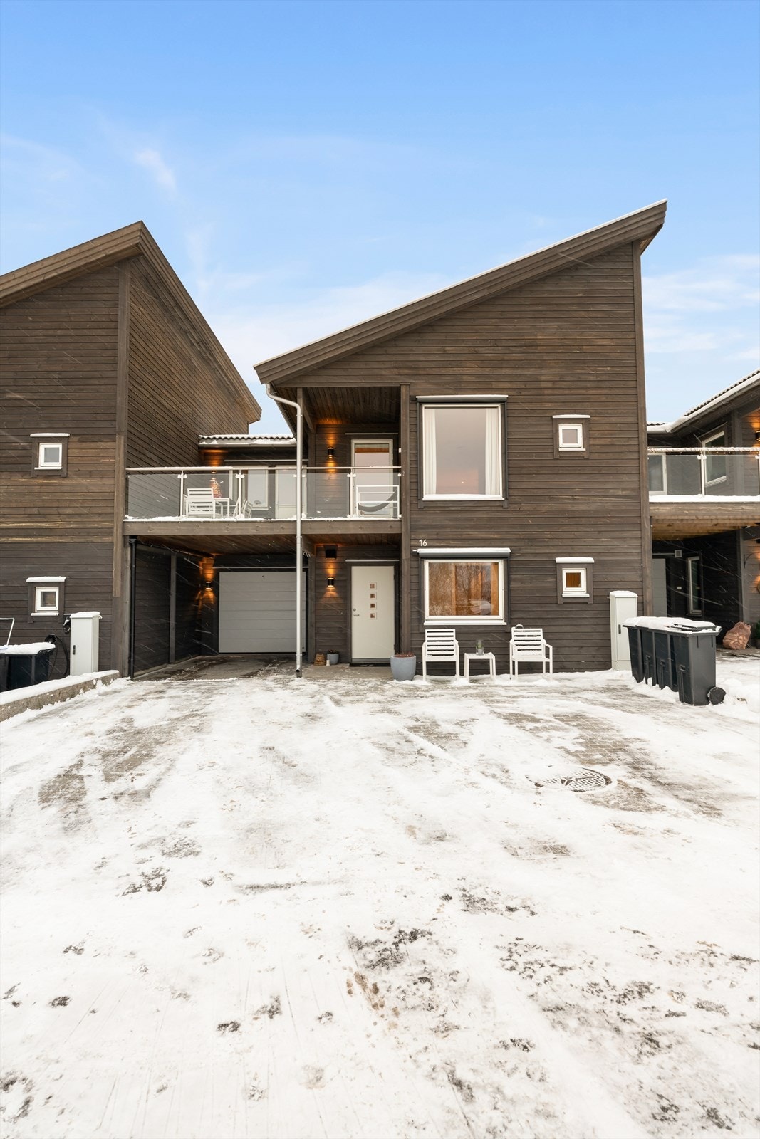 Ute på gårdsplassen er det plass til flere biler i tillegg til garasjeplassen. Galleribilde