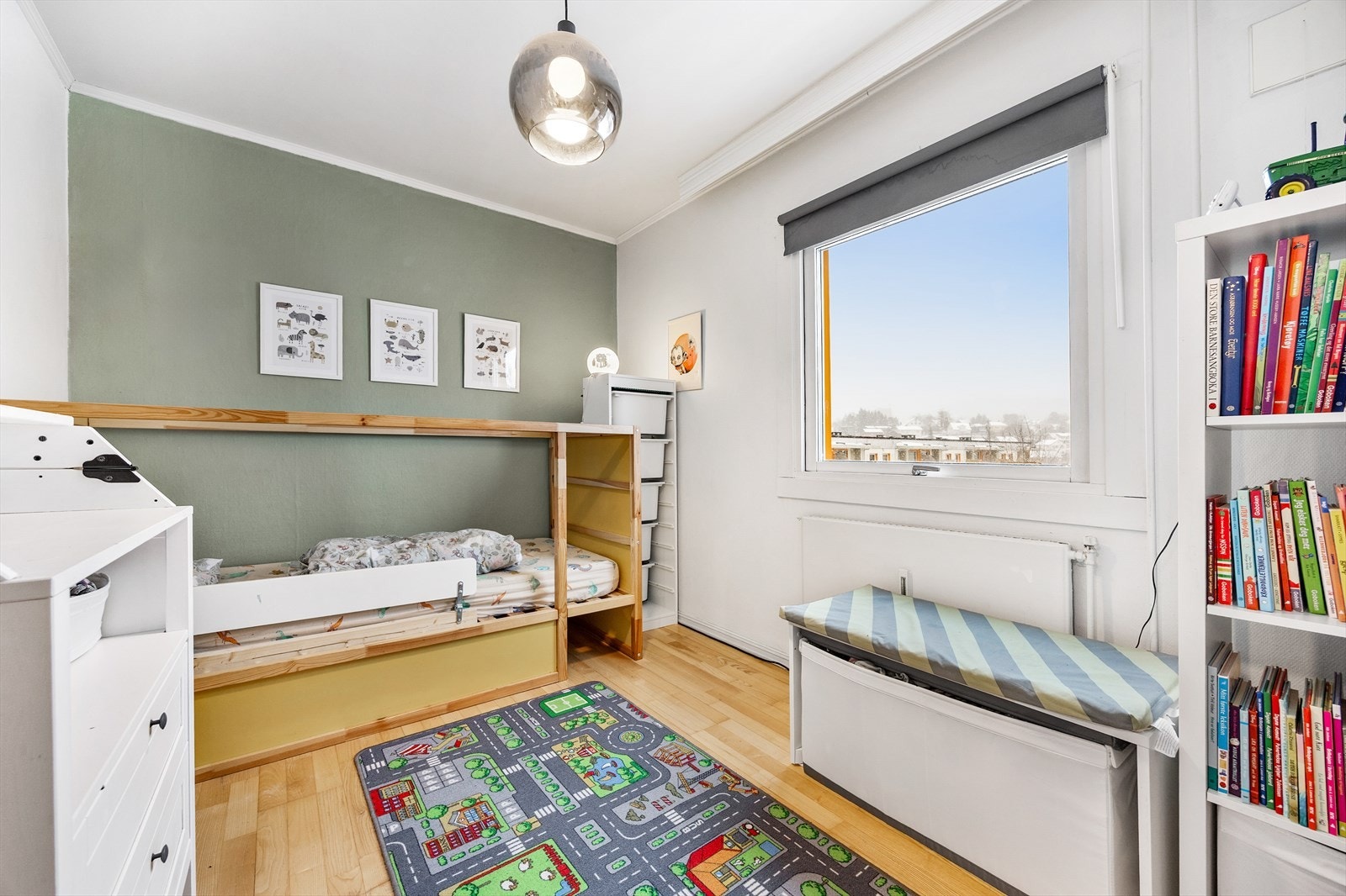 Leilighetens andre soverom egner seg godt som barnerom, gjesterom eller kontor. Galleribilde