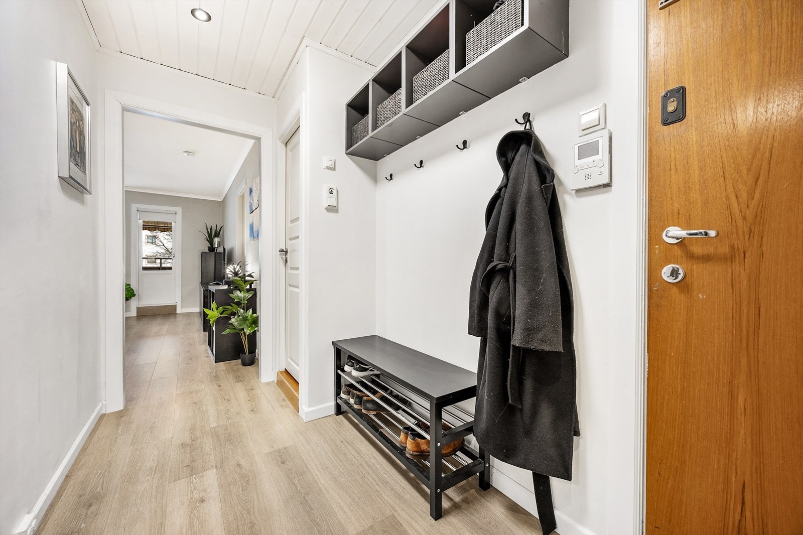 Velkommen inn i en romslig entré med gode muligheter for oppbevaring. Galleribilde