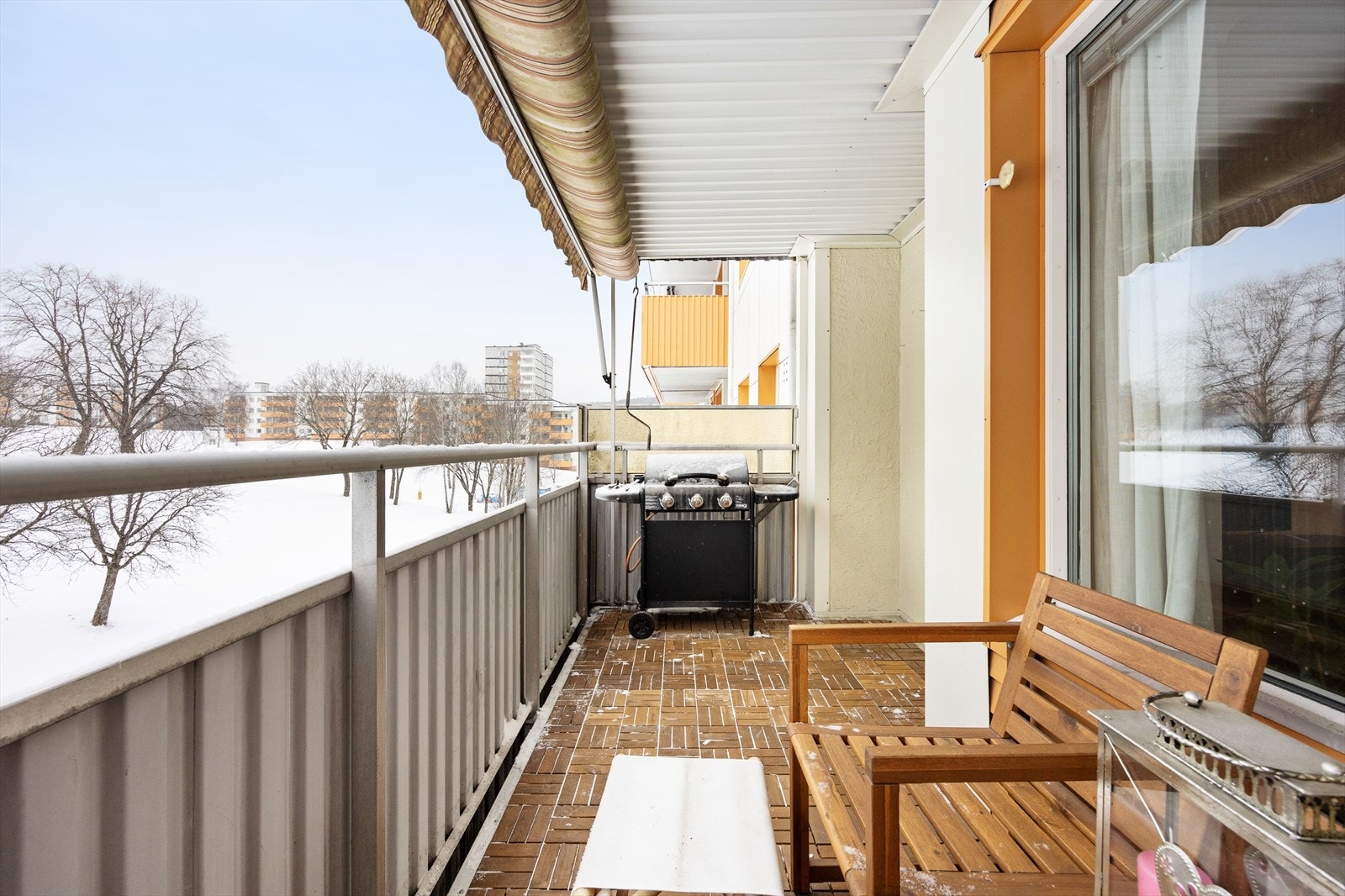Fra stuen er det utgang til en balkong med plass for utemøbler. Galleribilde
