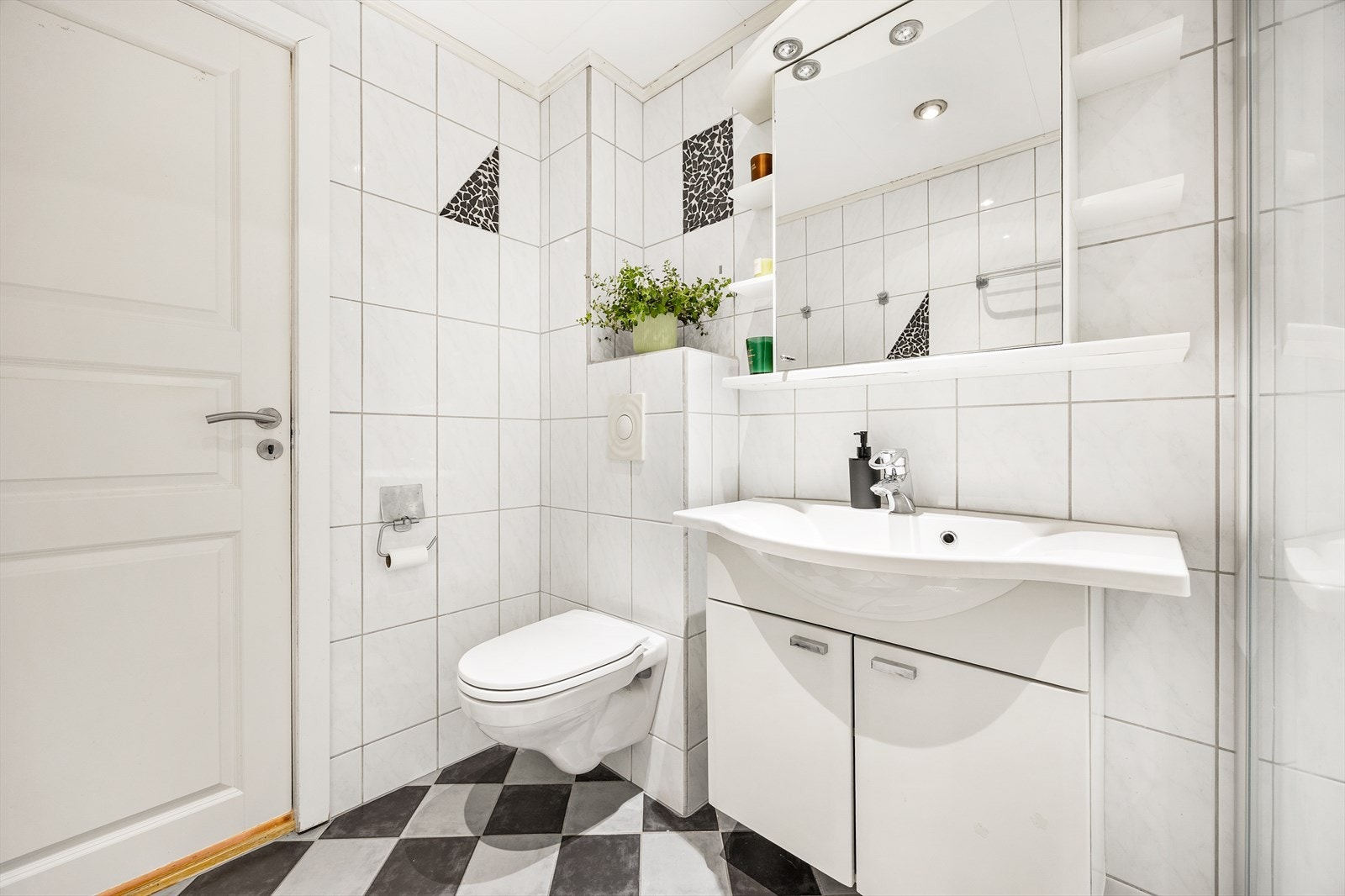 Innredningen består av en servant med underskap og et speilskap med belysning. Galleribilde