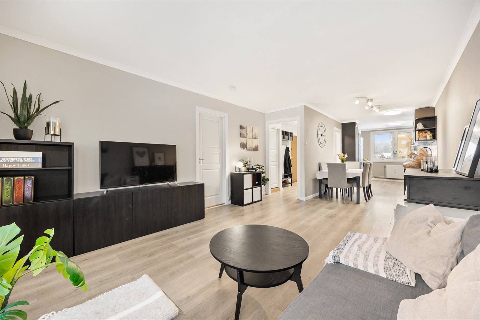 Stuen har god plass til både en romslig sofagruppe og spisebord. Galleribilde