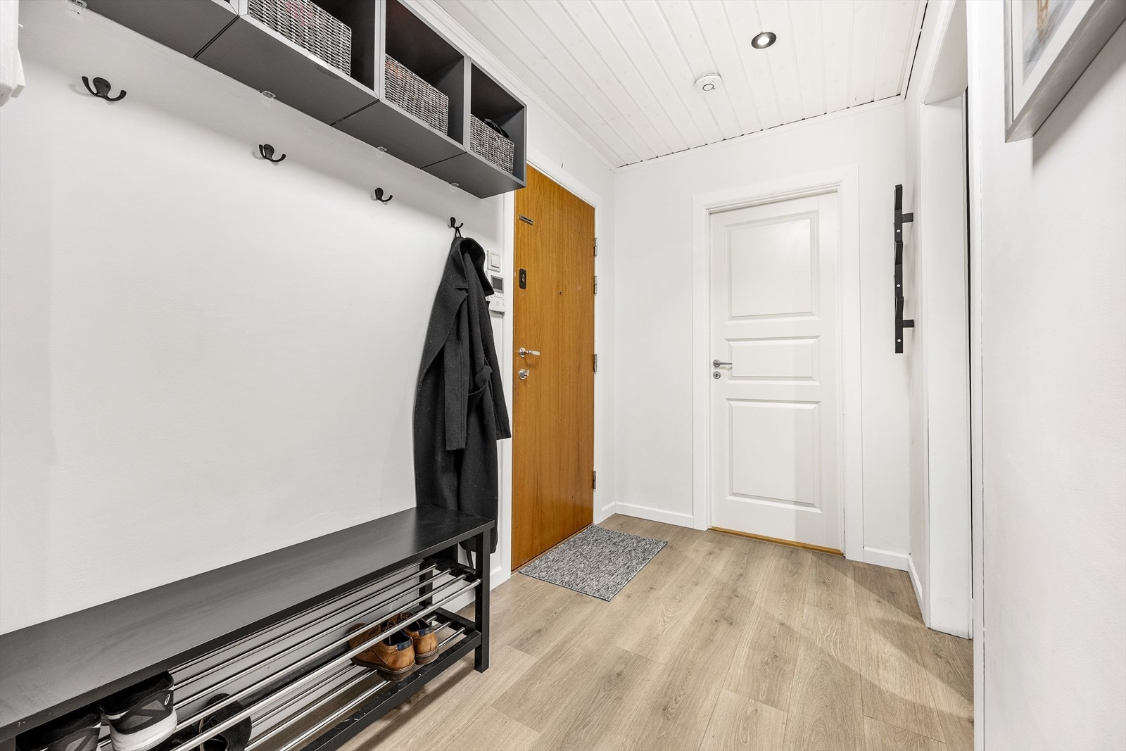 Praktiske løsninger for yttertøy og sko holder entreen ryddig. Galleribilde