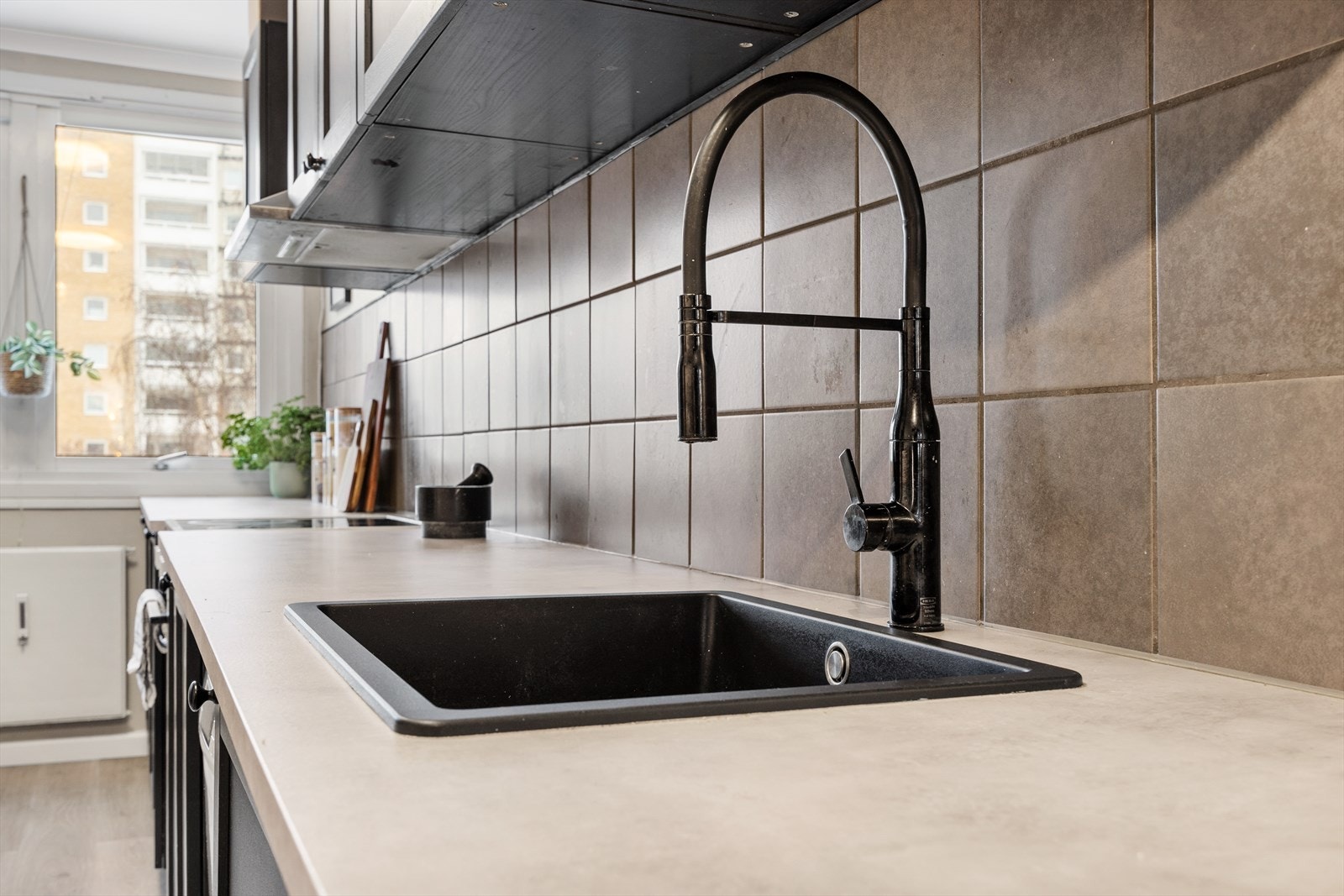 Detaljer som sort blandebatteri og underlimt vask gir et stilrent uttrykk. Galleribilde