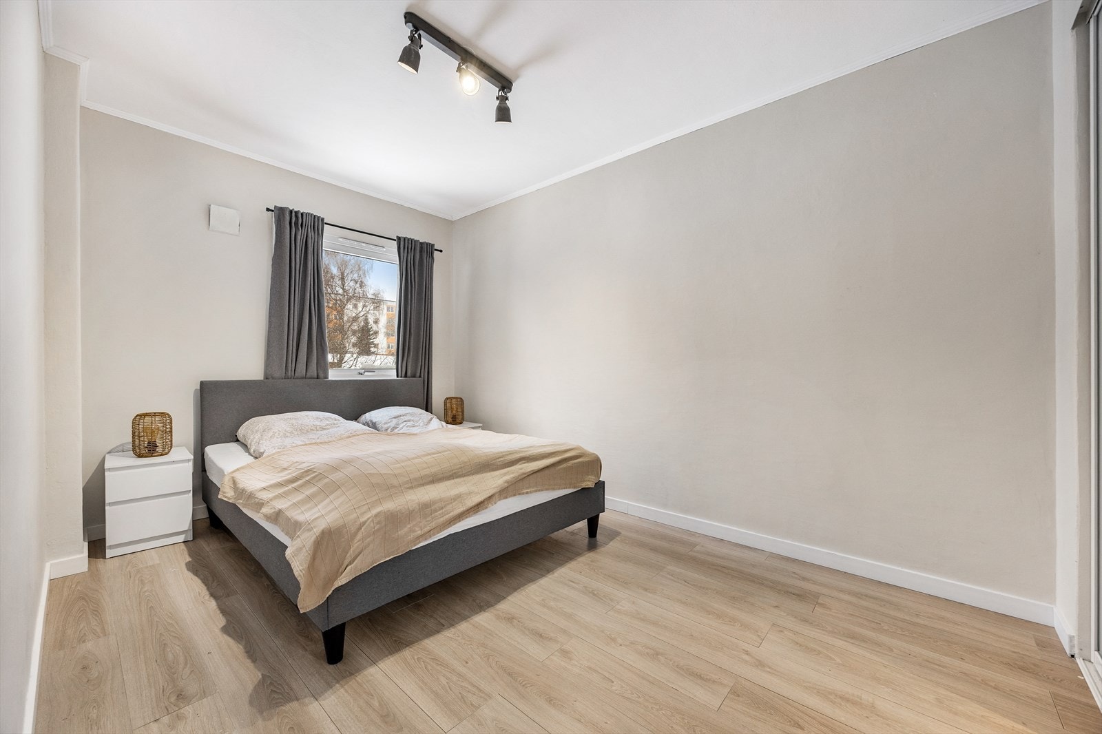 Her er det god plass til dobbeltseng med tilhørende nattbord. Galleribilde