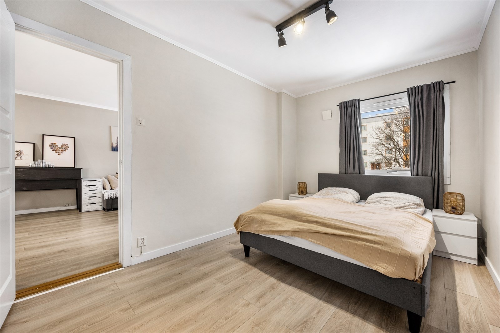 Rommet vender mot rolige omgivelser og har et stort vindu som gir godt med dagslys. Galleribilde