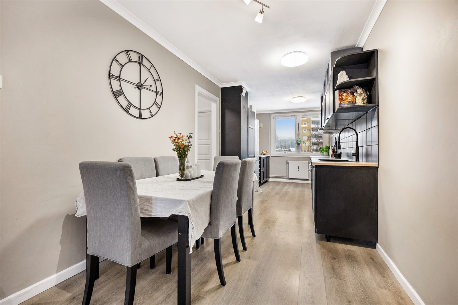 Spiseplassen er et naturlig samlingspunkt mellom kjøkkenet og stuen. Galleribilde