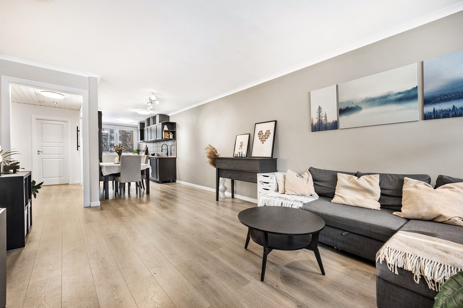 Den åpne løsningen gir en god romfølelse og fleksible møbleringsmuligheter. Galleribilde