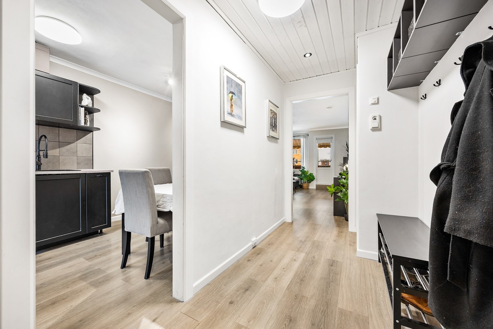 Fra gangen ledes du videre inn mot leilighetens sosiale soner. Galleribilde