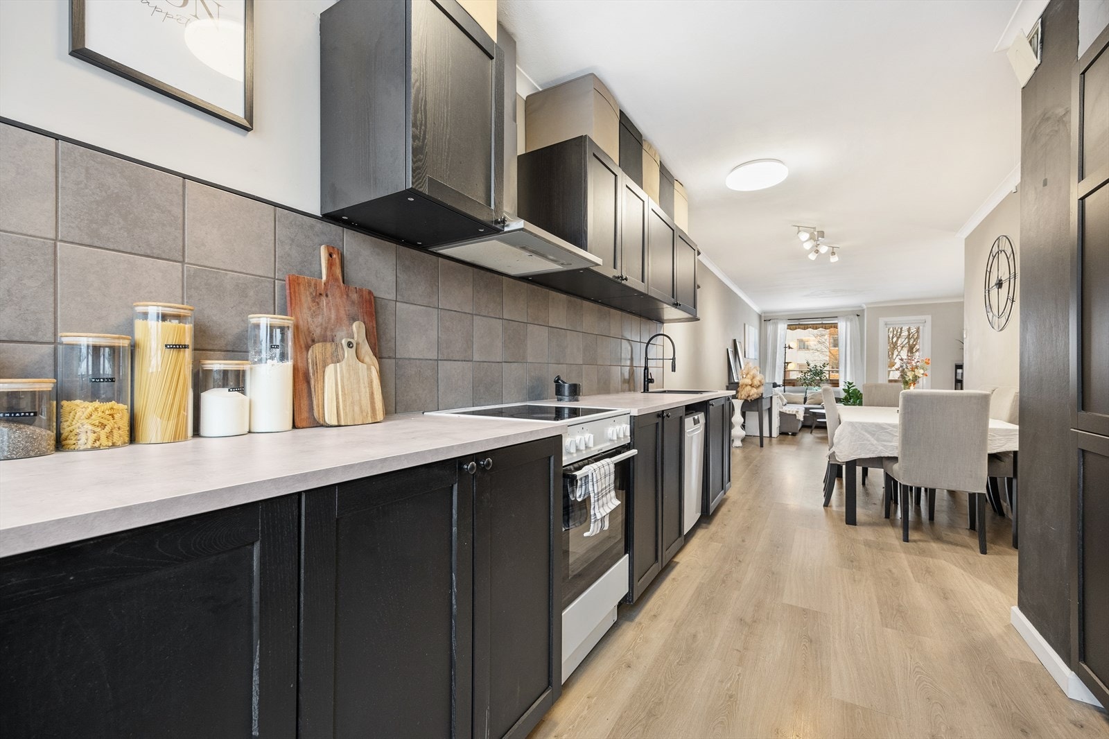 Leiligheten har en åpen og sosial løsning mellom stue og kjøkken. Galleribilde