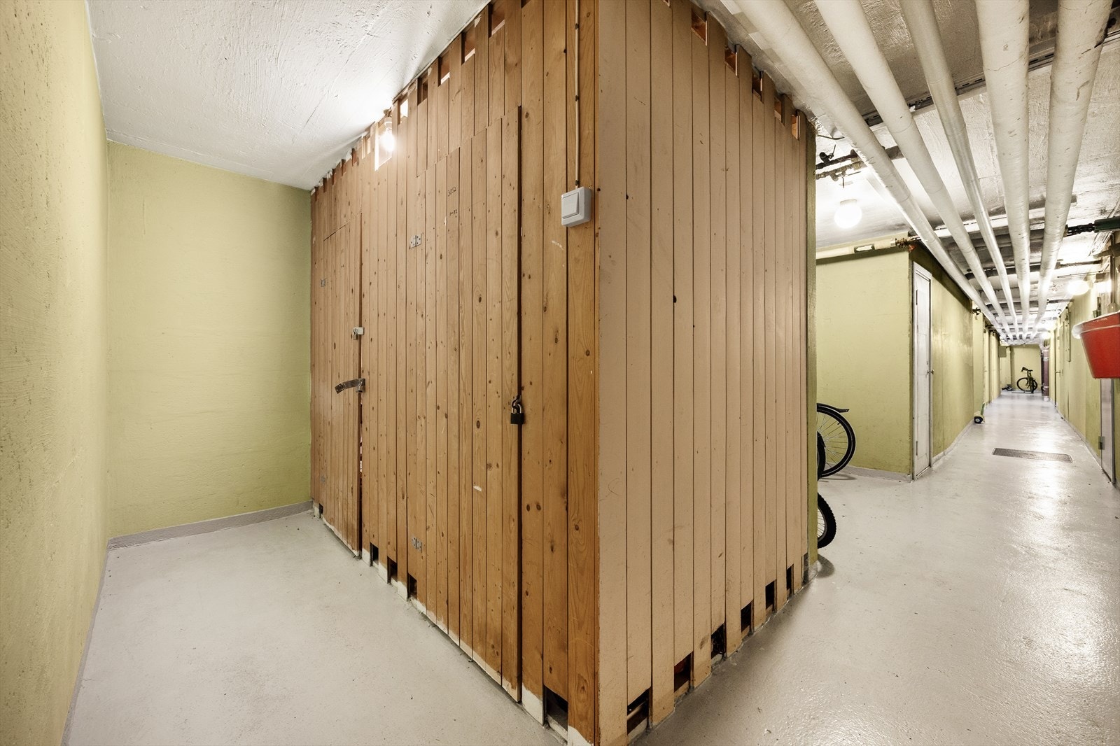 Leiligheten disponerer en romslig bod i kjeller for ekstra lagring. Galleribilde