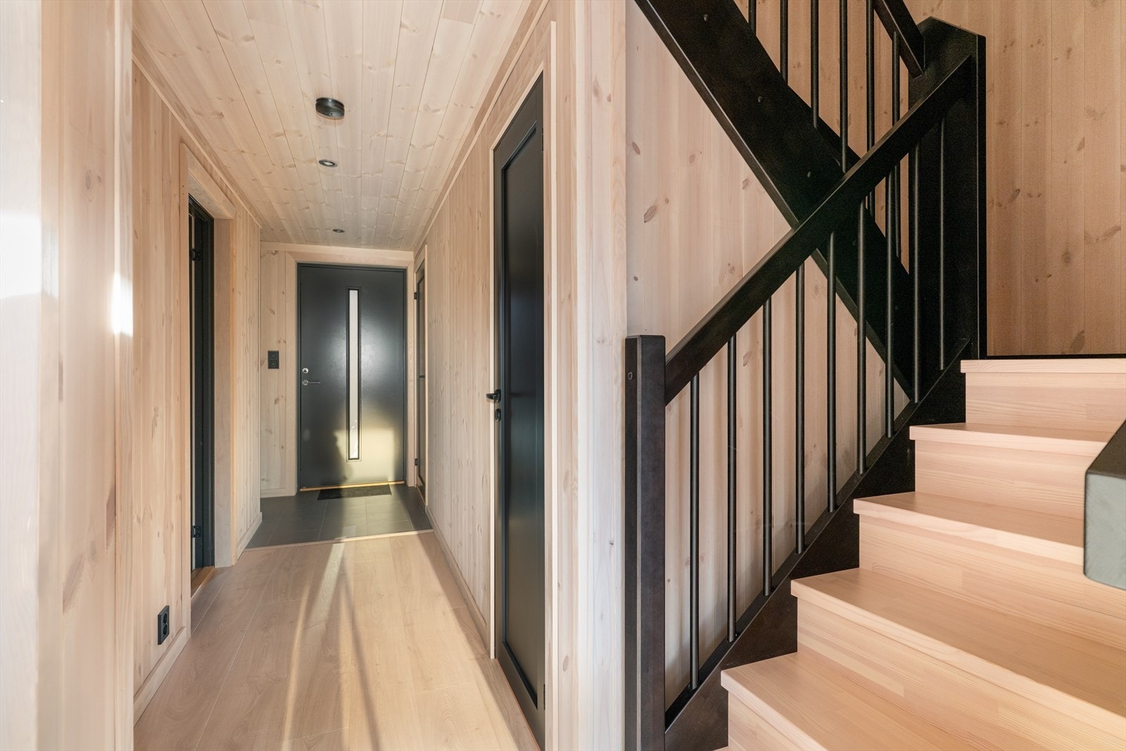 Under trappen opp til 2. etasje er det en liten bod med oppbevaringsplass. Her er også varmtvannstank på ca. 200l plassert. Galleribilde