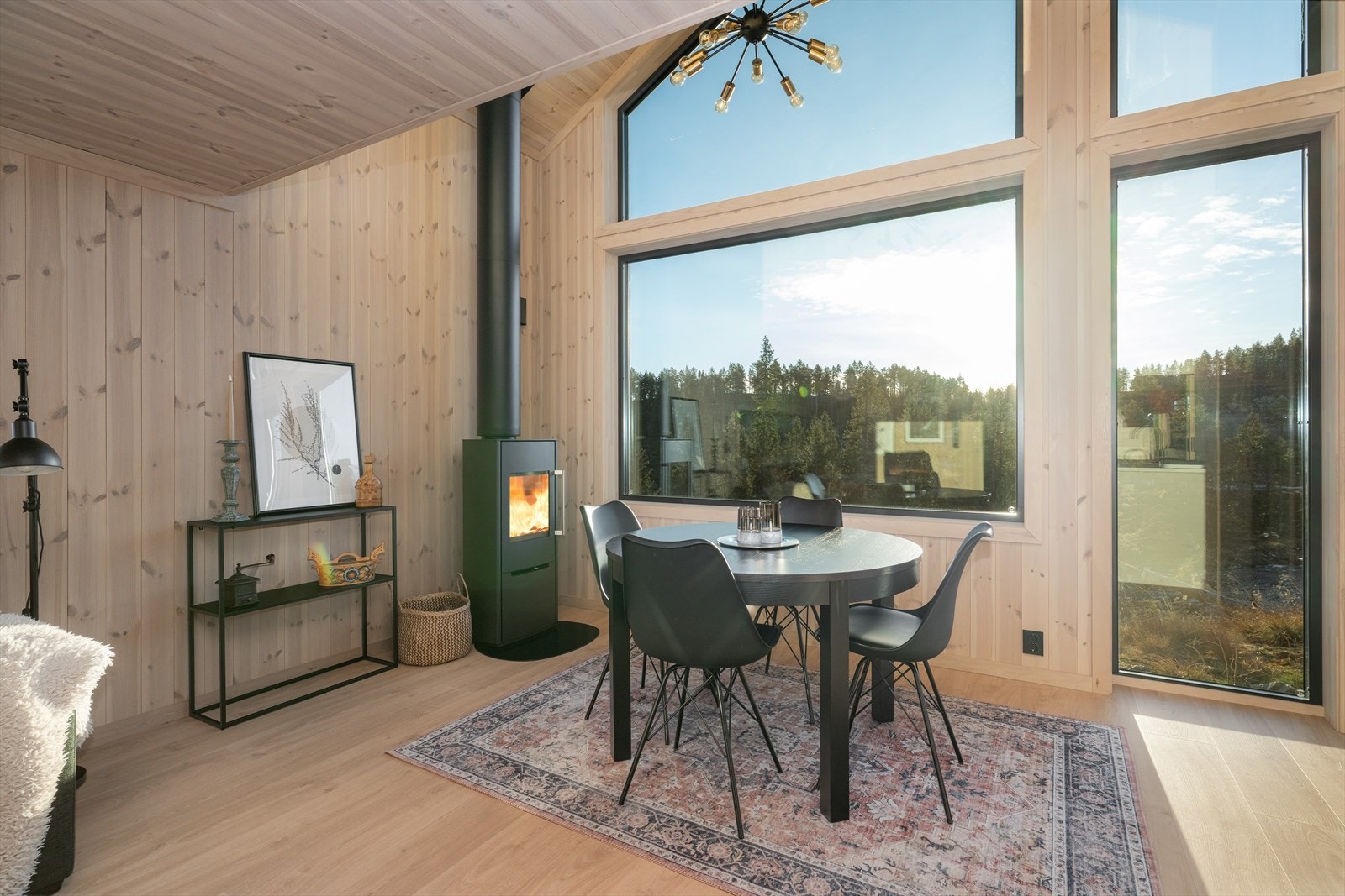 Det er også montert peisovn og stålpipe i stuedelen. Galleribilde