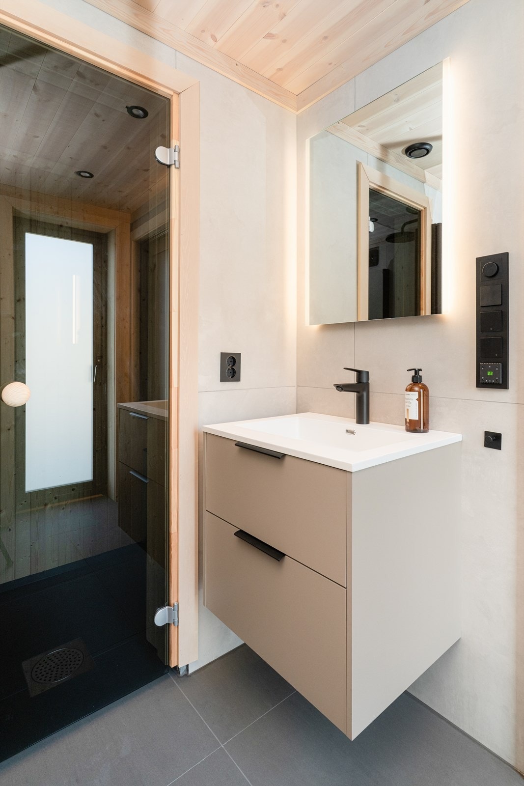 Innenfor badet er det en deilig badstue. Galleribilde