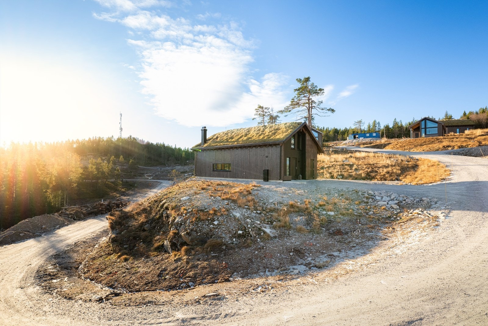 Eiendommen har en 906,3 kvm stor tomt med naturlig vegetasjon og gruslagt gårdsplass, samt enkelte jord- og steinpartier. Galleribilde