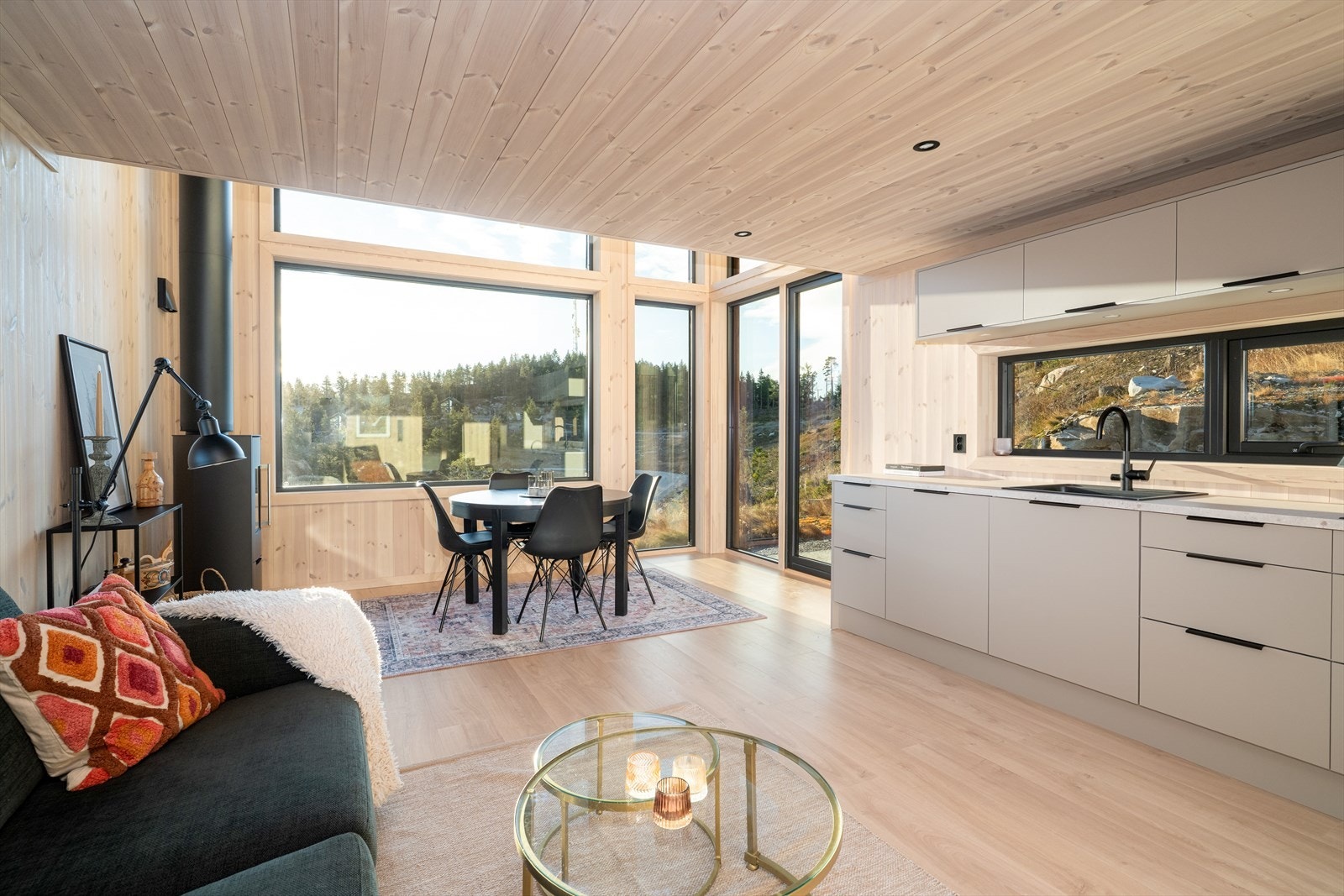 Stuen og kjøkkenet har åpen løsning med plass til sofagruppe og spisestuebord. Galleribilde