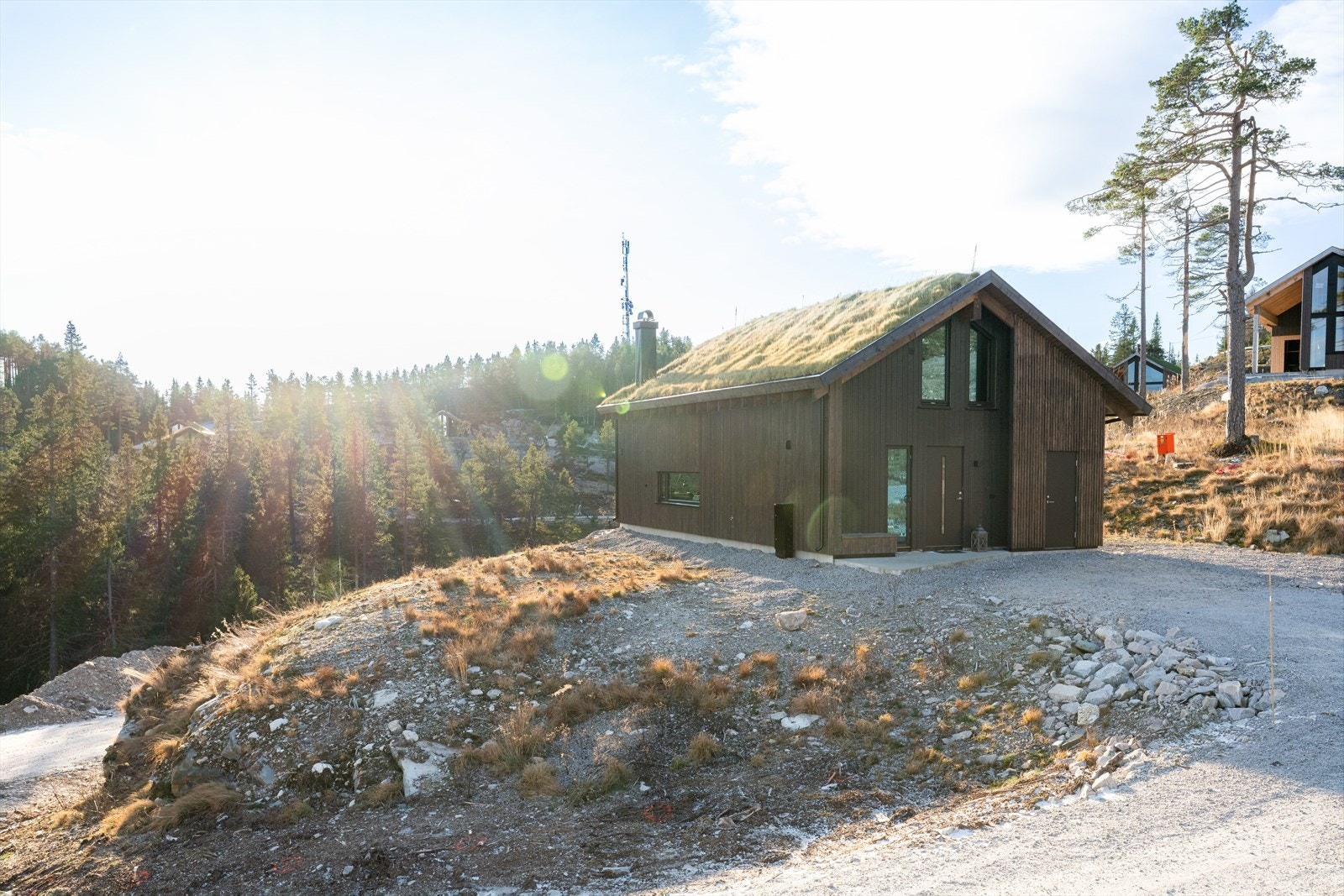 Det er bilvei helt frem og parkering ved inngangsdøren. Galleribilde