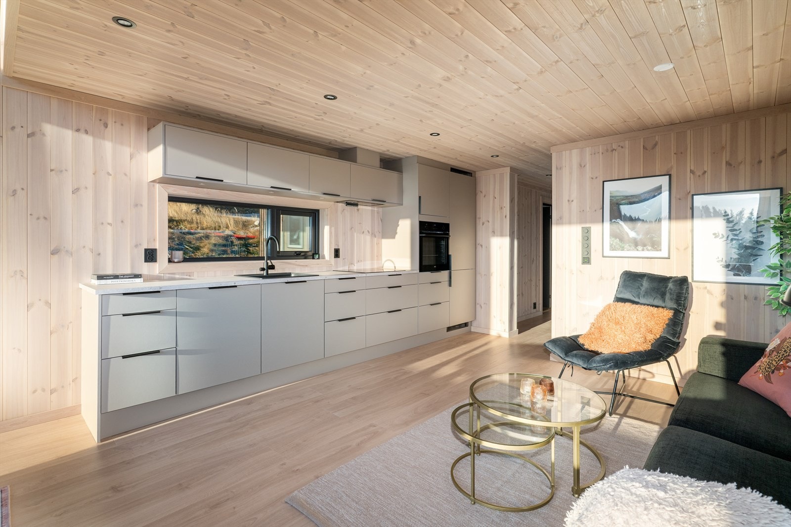 Kjøkkendelen har en lekker HTH-innredning med slette fronter og laminat benkeplate. Galleribilde