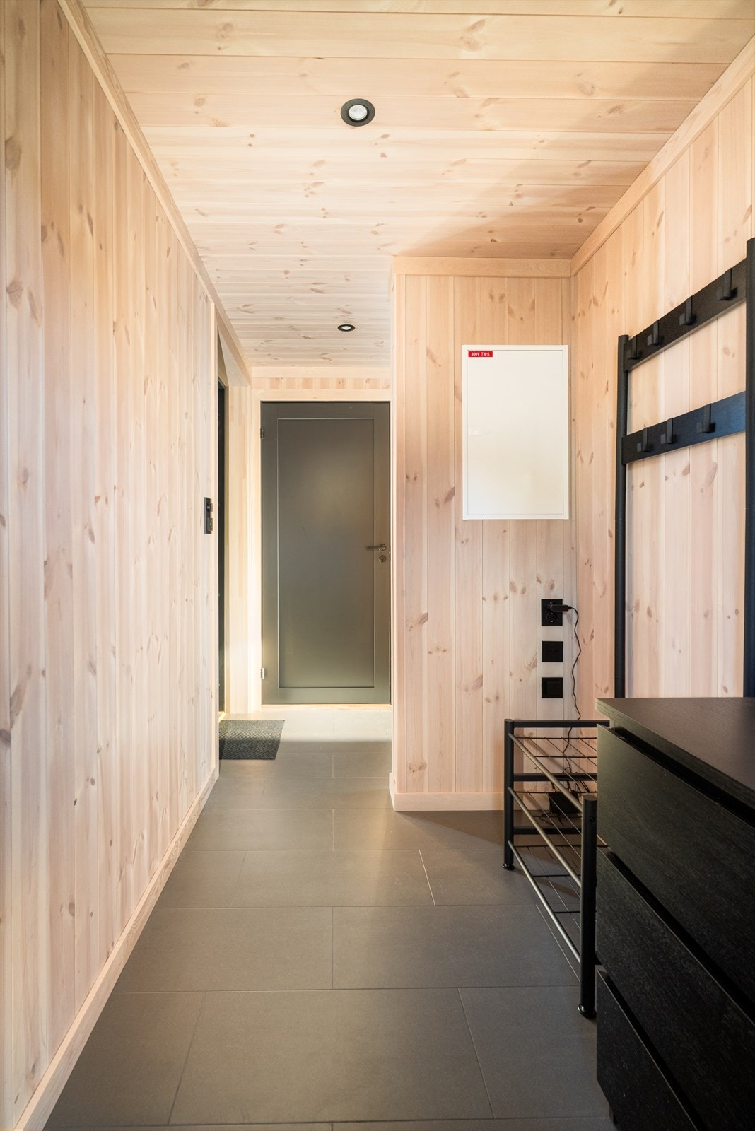 Entreen har pene flis på gulv med varmekabler. Galleribilde