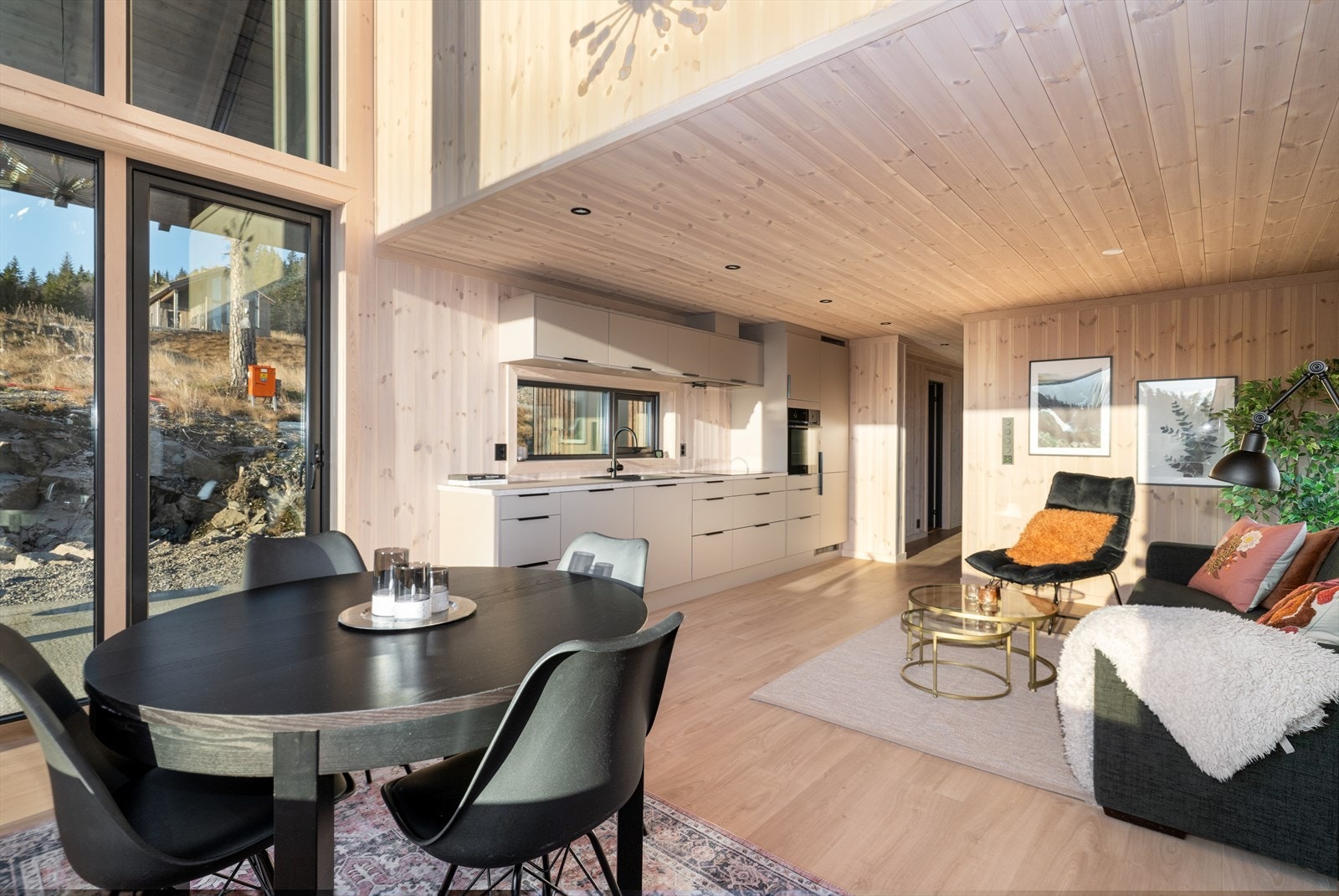 Fritidsboligen fremstår som delikat og stilren familiehytte fra 2024 med god planløsning og pene, gjennomgående overflater. Det er parkett på gulv og trepanel på vegger i store deler av fritidsboligen. Galleribilde