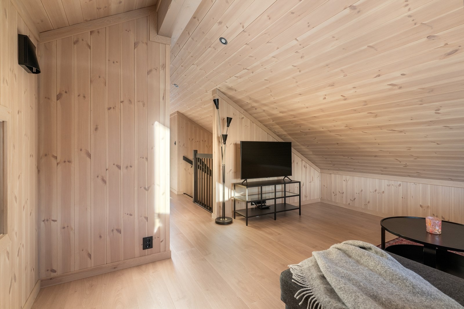 I 2. etasje, praktisk plassert ved barnerommene, har fritidsboligen en hyggelig loftstue. Galleribilde