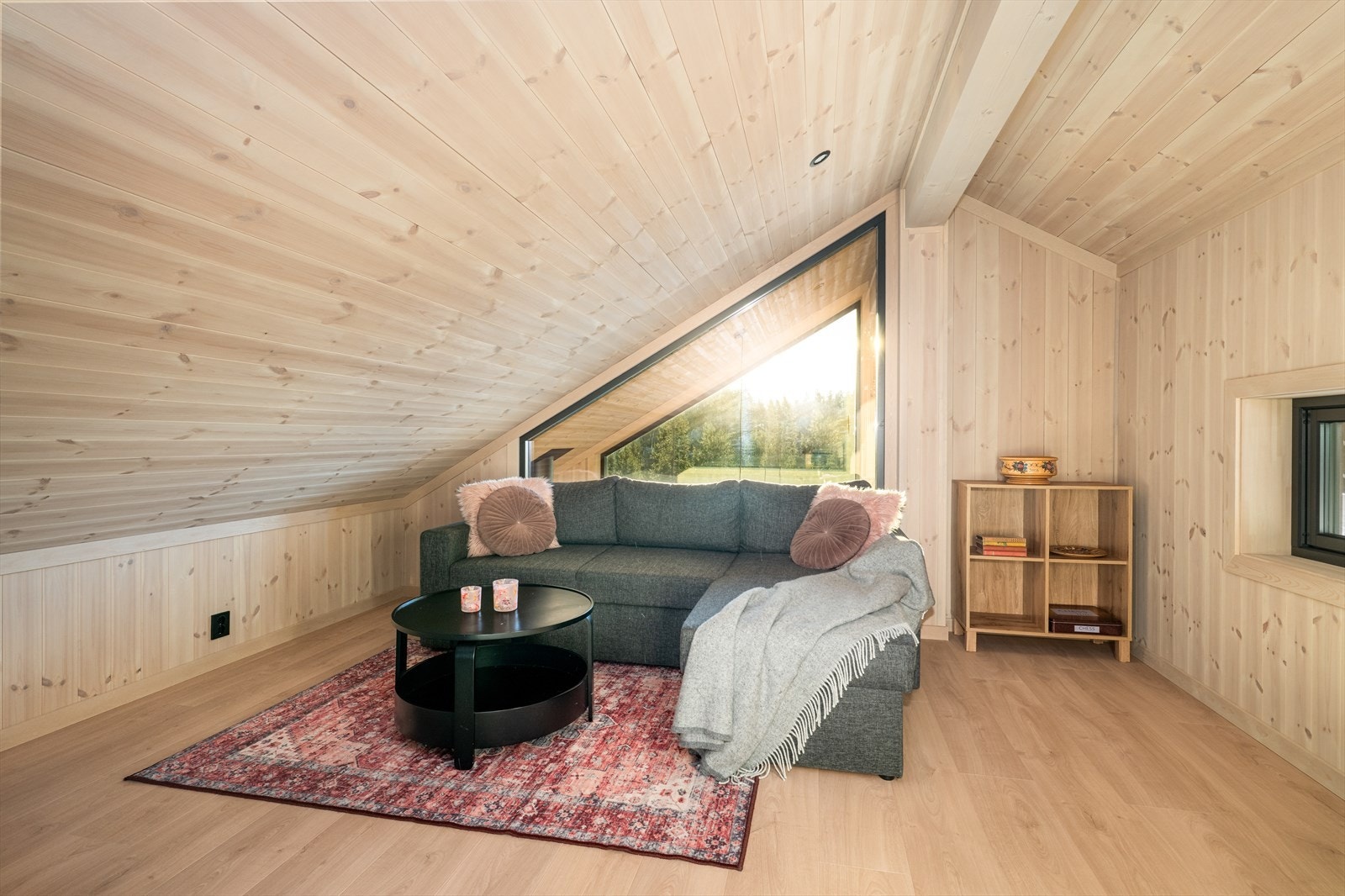 Her er det plass til sofa og tv. Galleribilde