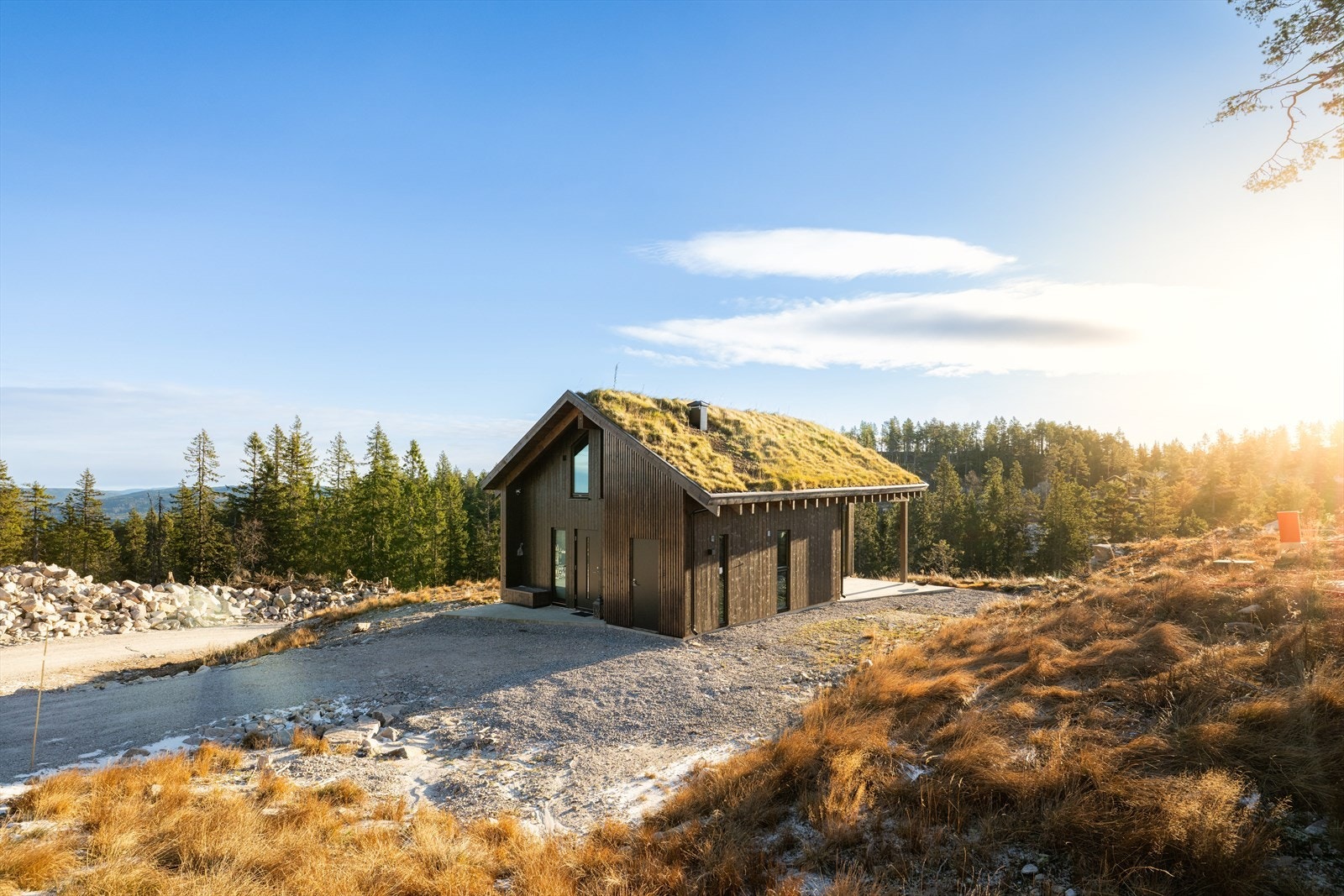 Eiendommen ligger fint til i et nyere hyttefelt ved Østlikollen på Lifjell, ca. 1,5 km fra Lifjell Skisenter. Galleribilde