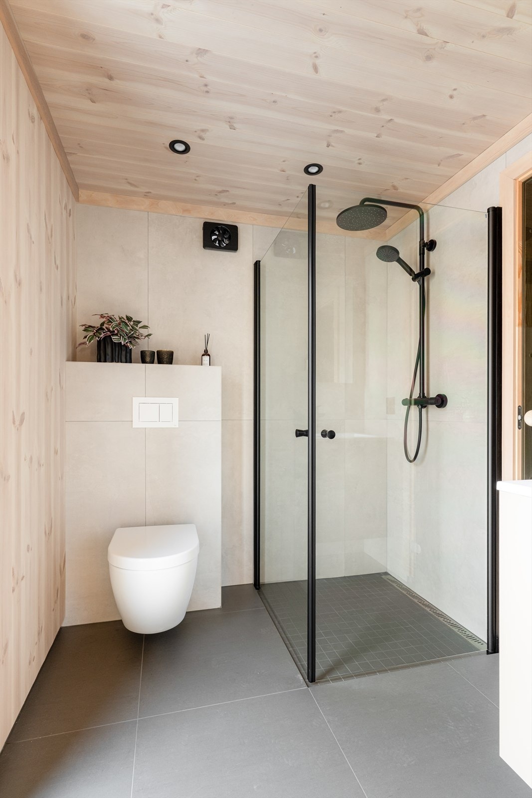 Flott bad med flis på gulv og flis/ panel på vegger. Badet har dusjhjørne, vegghengt toalett og innredning med heldekkende hvit vask, underskuffer med slette fronter og speil.
Det er varmekabler i gulv og ventilasjon via elektrisk styrt vifte. Galleribilde