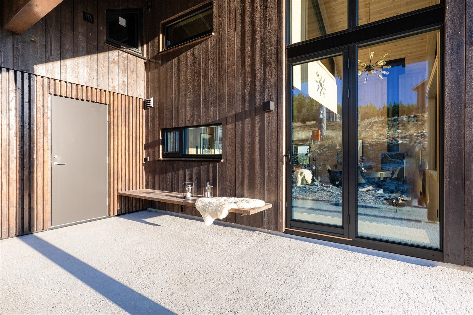 Fra uteplassen er det inngang til en praktisk bod og verandadør inn mot stue og kjøkken. Galleribilde