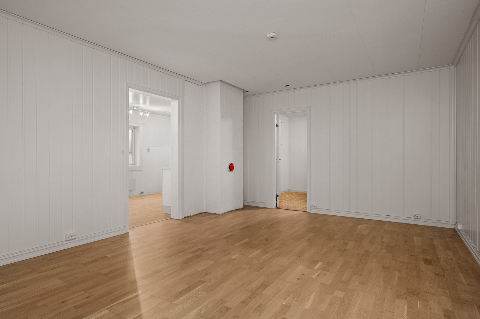 Stuen er et gjennomgående rom som binder sammen flere av boligens soner. Galleribilde