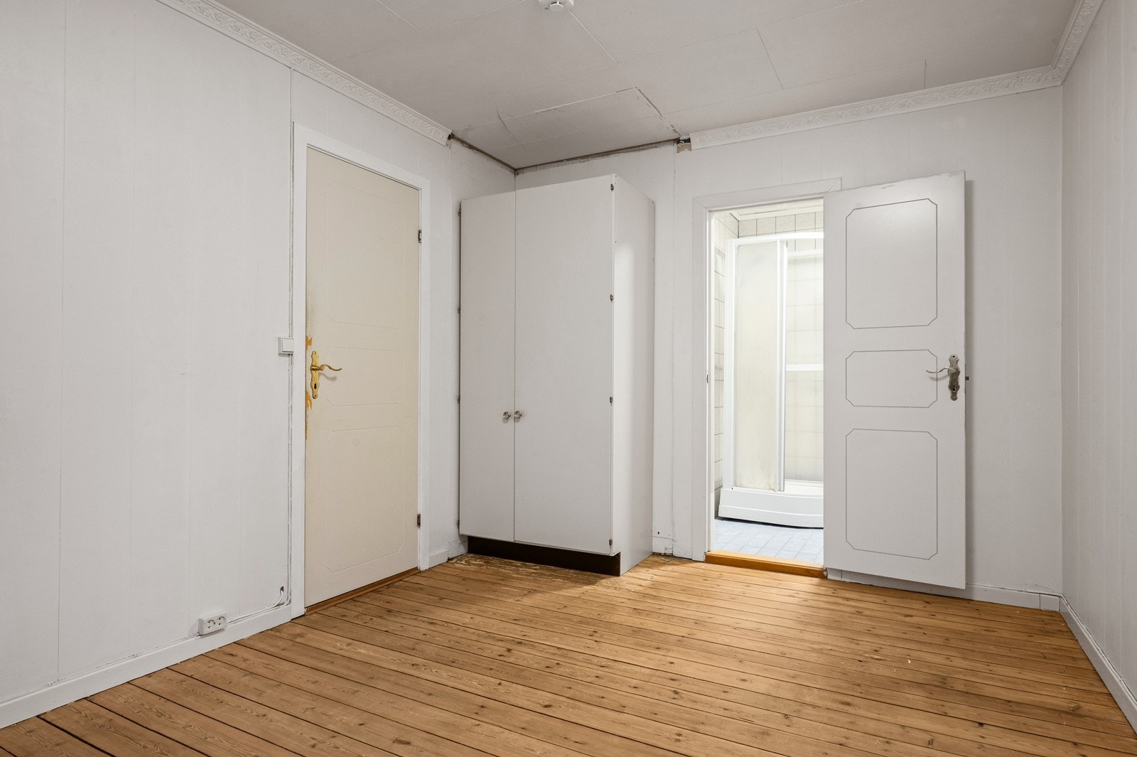 Fra soverommet er det direkte adkomst til leilighetens bad. Galleribilde