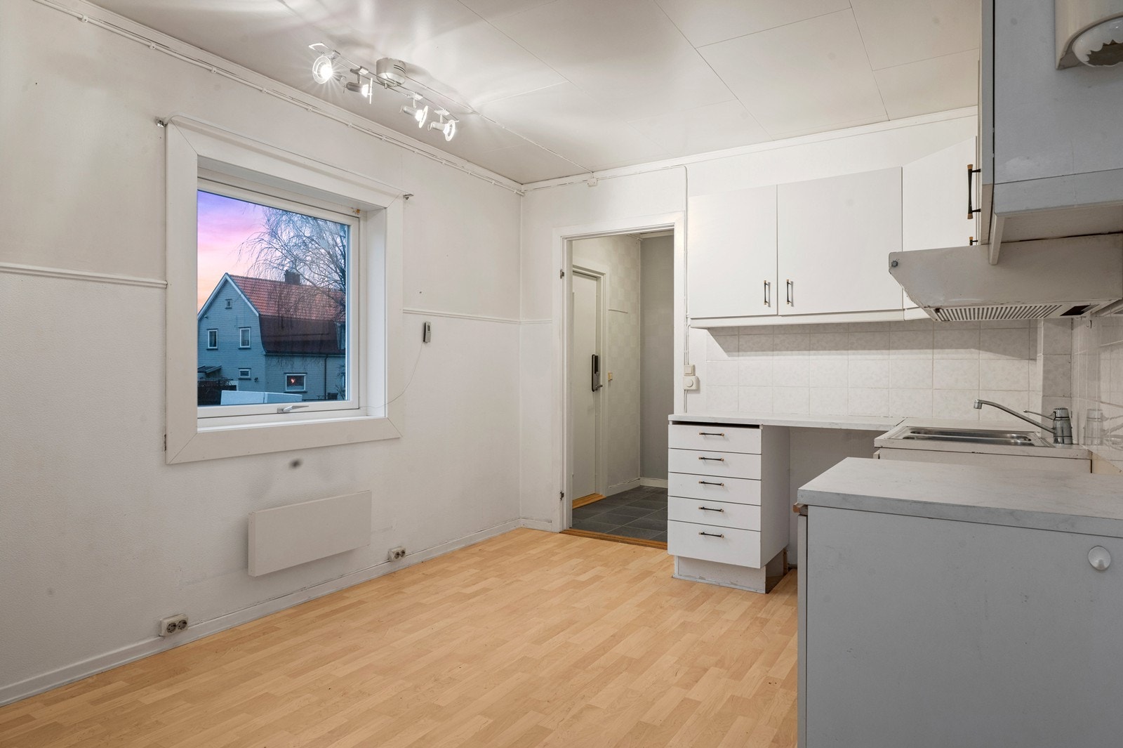 Ved vinduet er det en naturlig plassering for et lite spisebord. Galleribilde