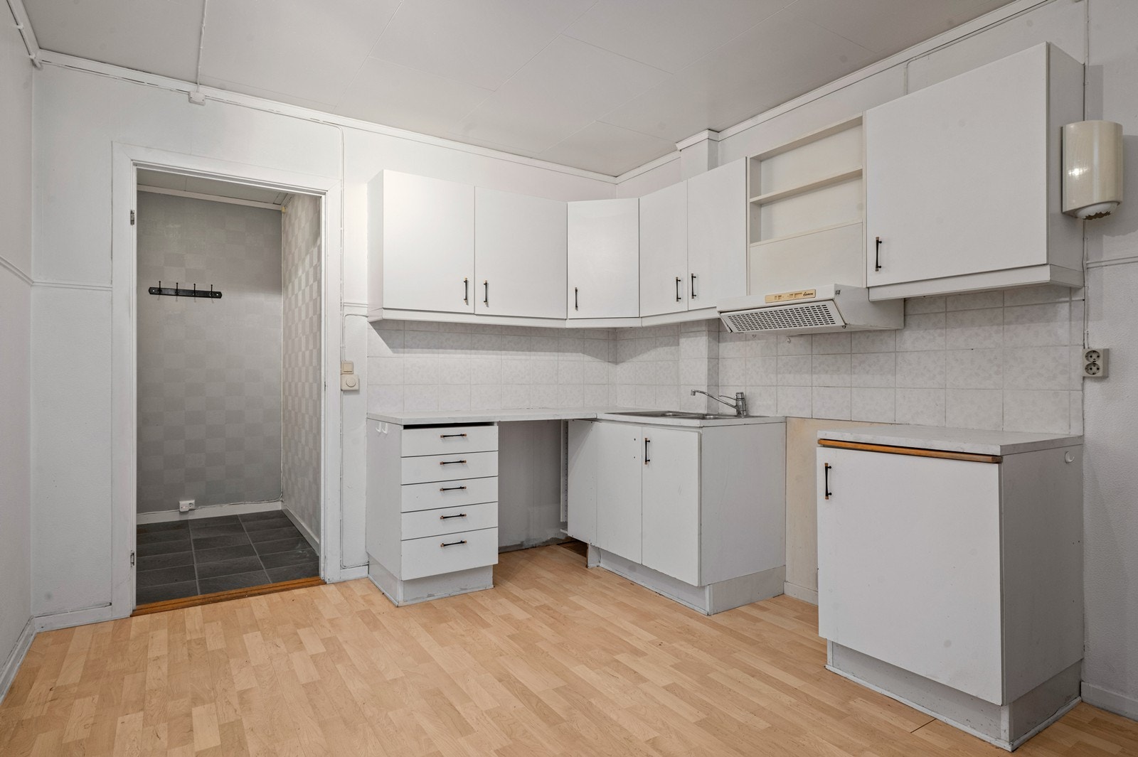 Kjøkkenet har en eldre innredning og utgjør et godt utgangspunkt for modernisering. Galleribilde