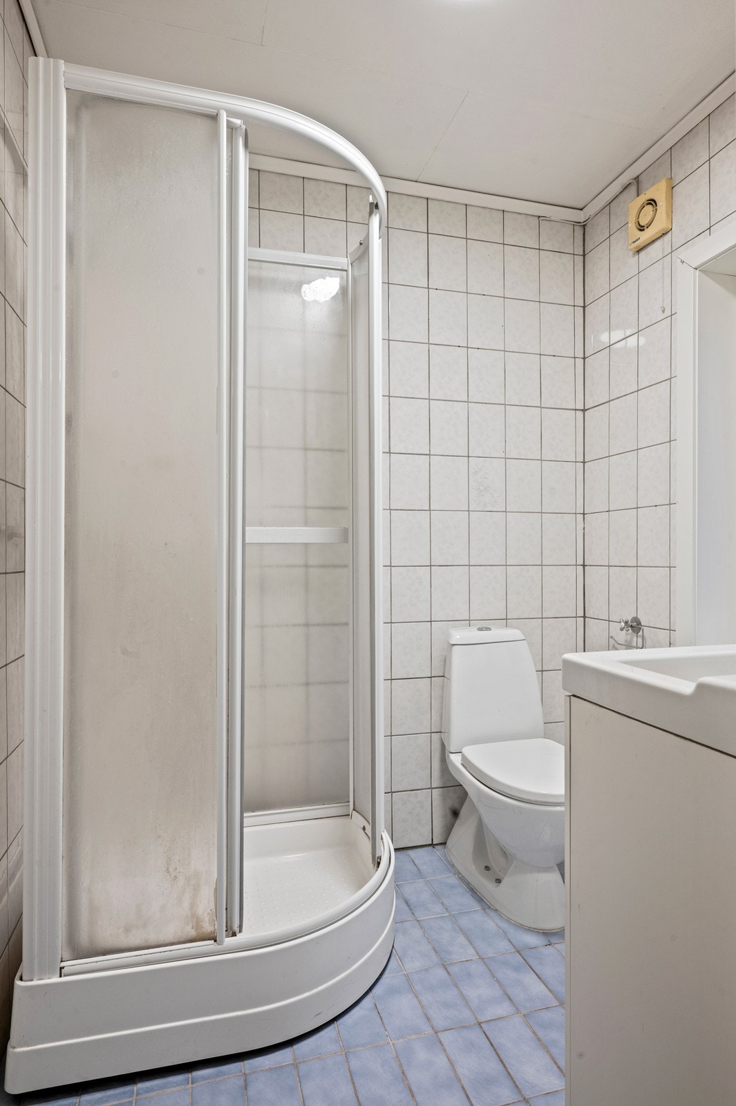 Dusjkabinettet er plassert i hjørnet for å utnytte gulvplassen effektivt. Galleribilde