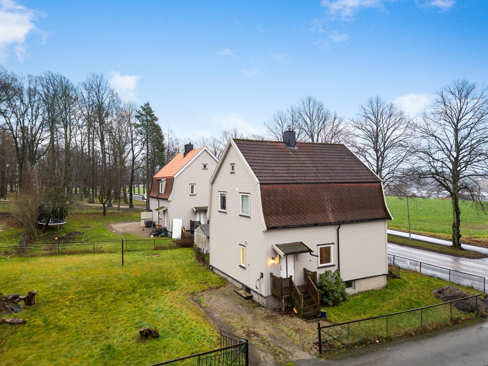 Eiendommen er en del av en tomannsbolig med beliggenhet på Sandesund. Galleribilde