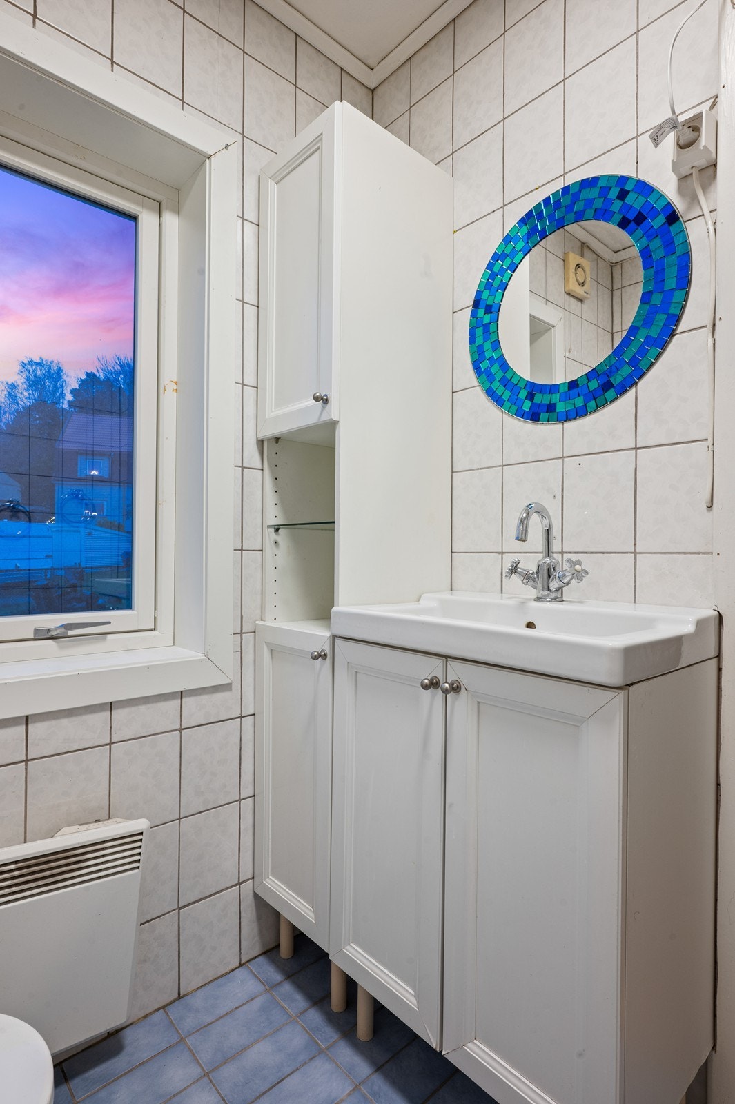 Baderomsinnredningen består av servant med underskap og et høyskap for oppbevaring. Galleribilde