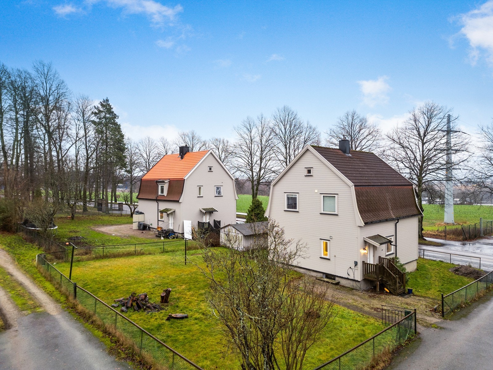 Boligen har en usjenert plassering med grøntarealer som nærmeste nabo. Galleribilde