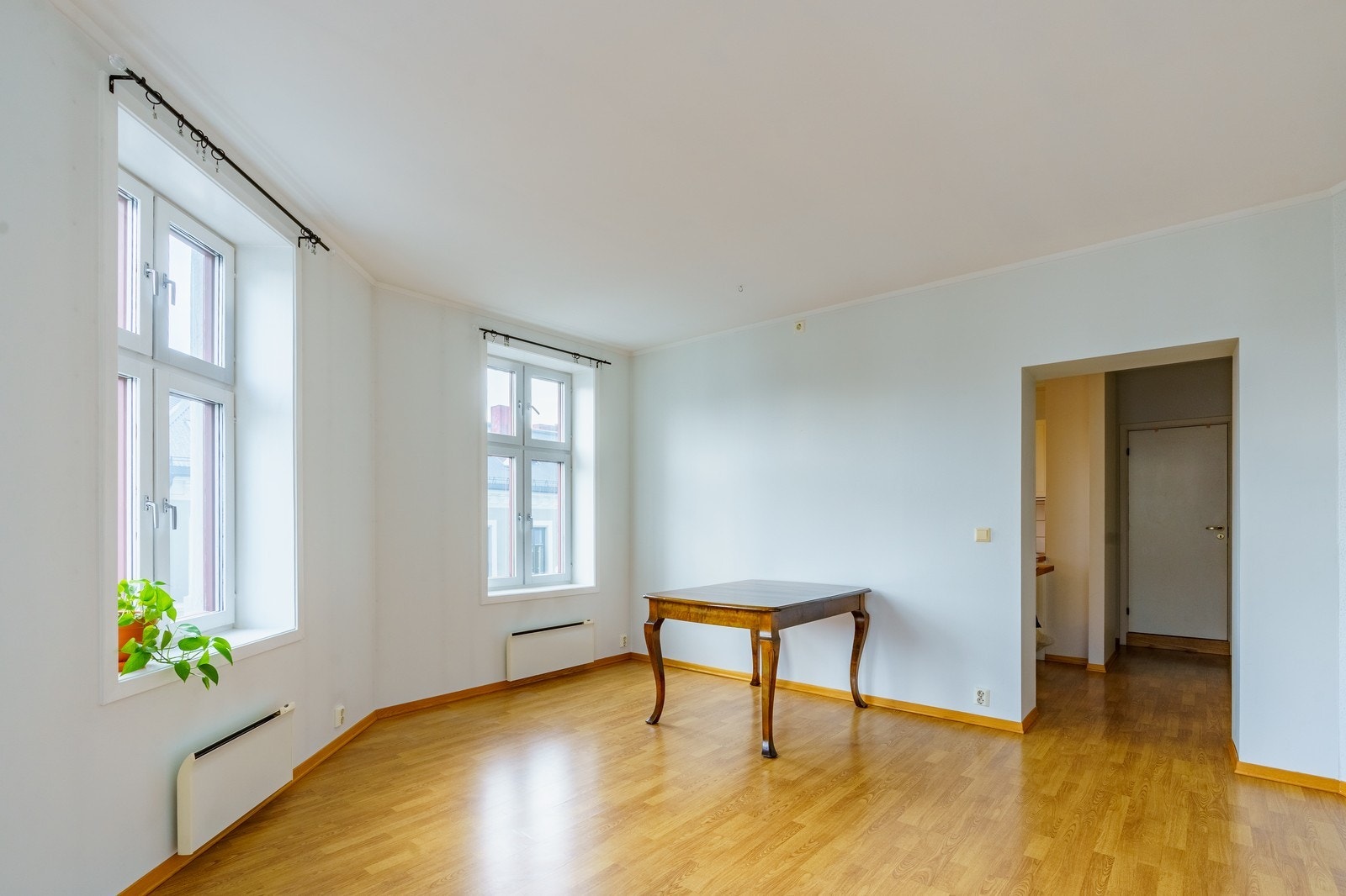 Romslig stue på hjørnet som gir 3 store vinduer. Galleribilde