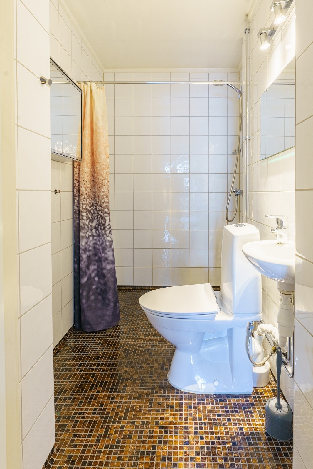 Pent, flislagt bad. Galleribilde