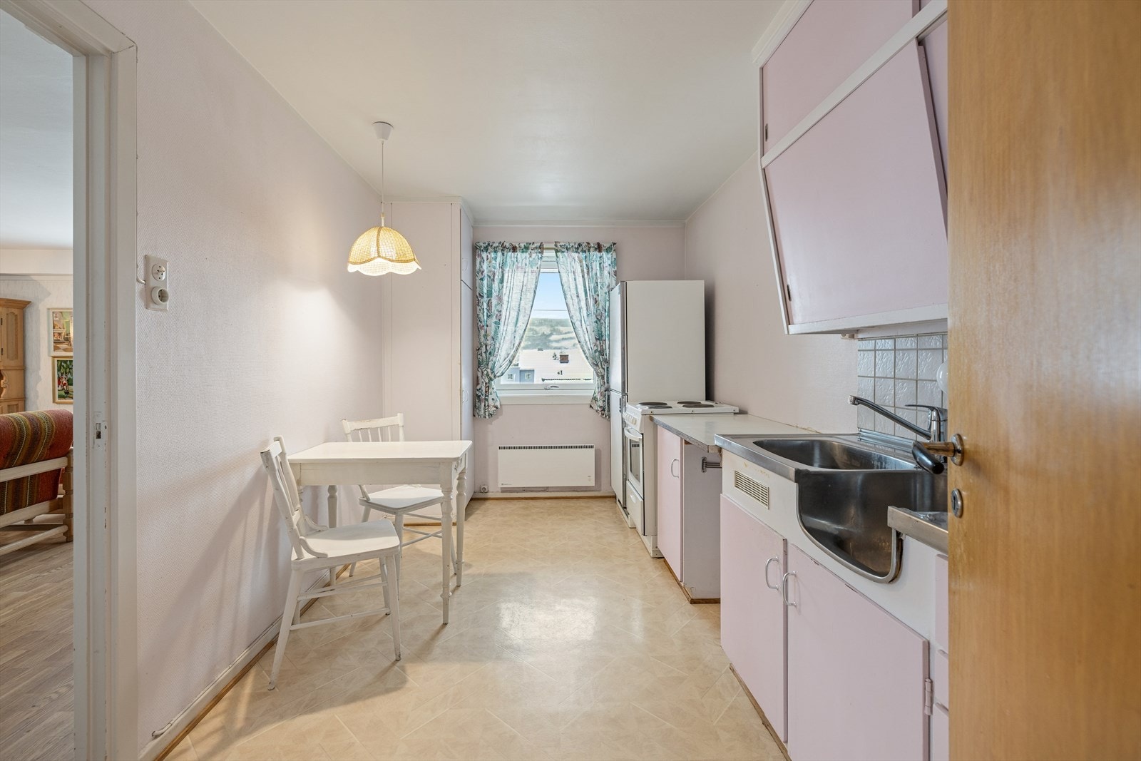 Lyst og romslig kjøkken med god plass til spisebord, en fin plass til å starte dagen med en god frokost. Galleribilde