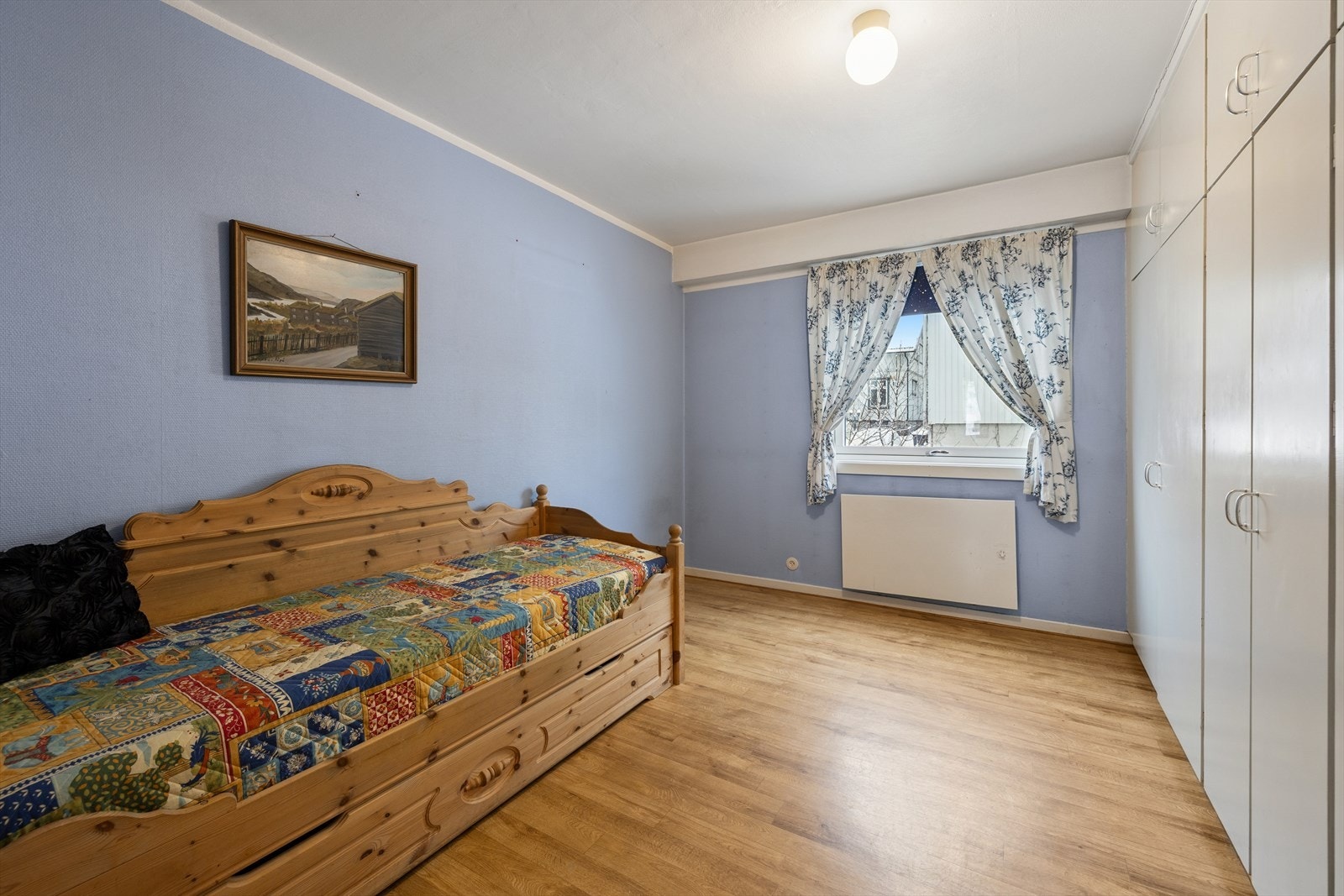 Lyst og romslig soverom med god garderobeløsning som gir maksimal oppbevaringsplass. Galleribilde